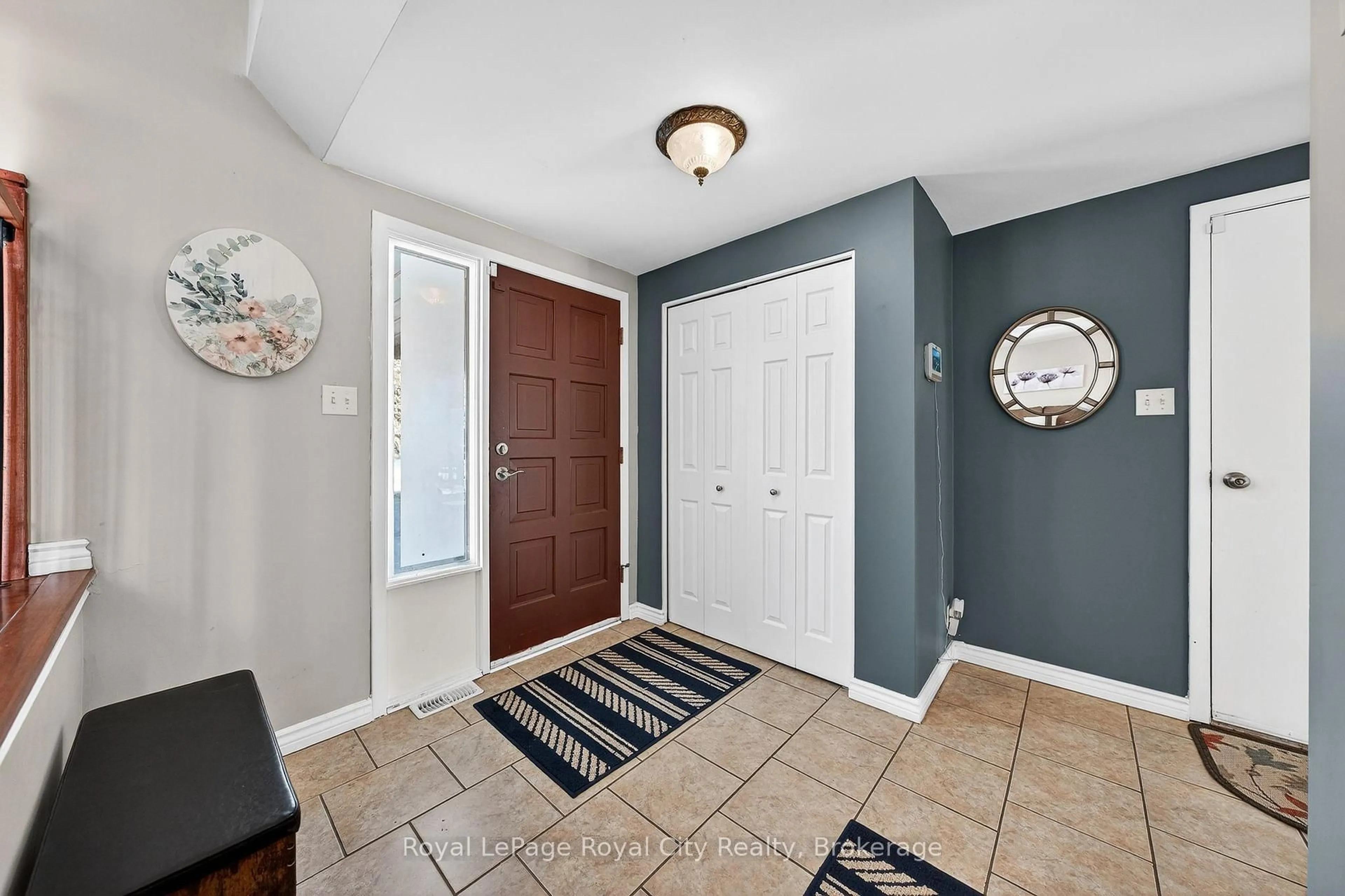 Indoor entryway for 21 Glenda Crt, Guelph Ontario N1H 6V6