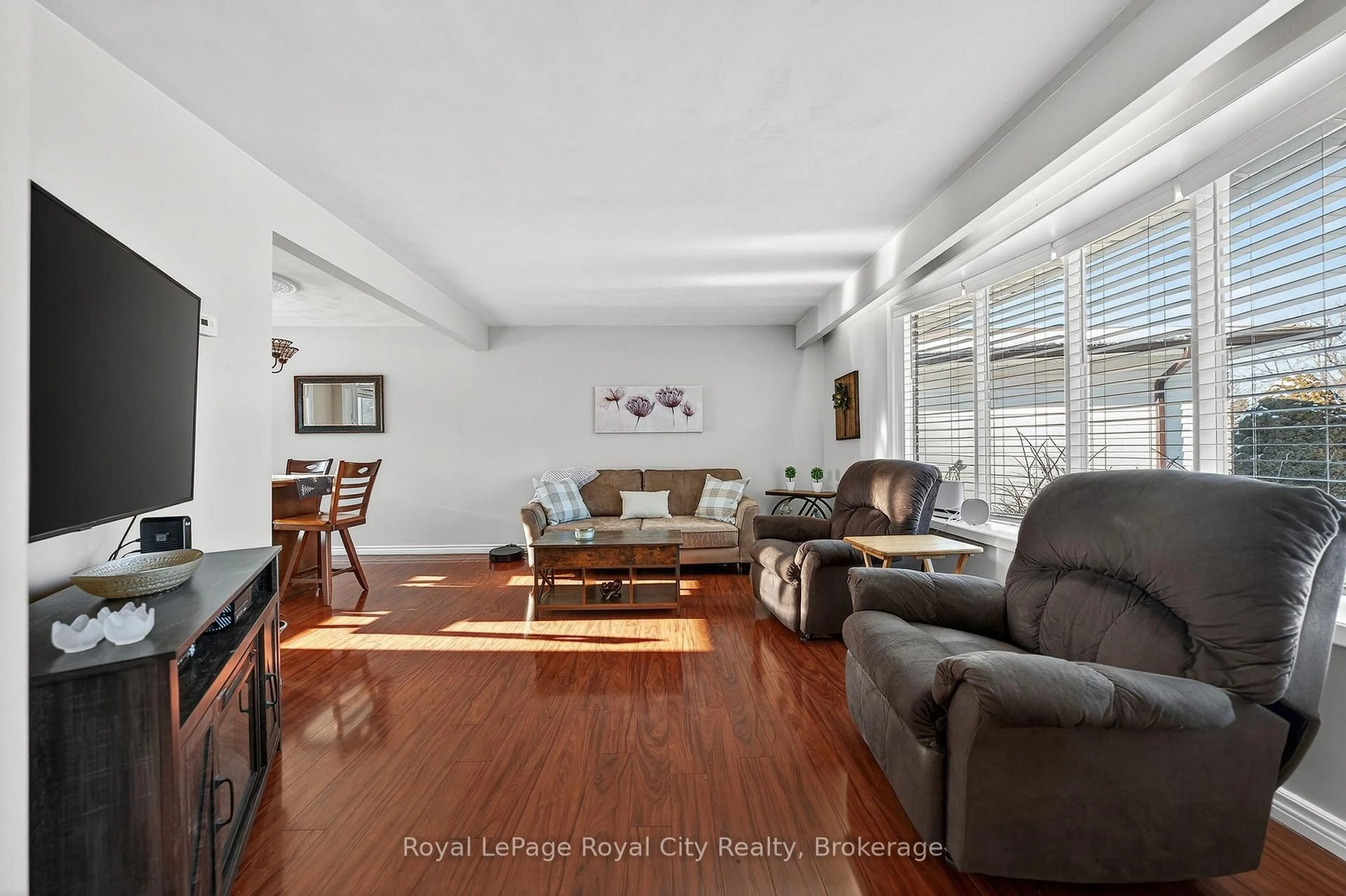 Living room with furniture, unknown for 21 Glenda Crt, Guelph Ontario N1H 6V6