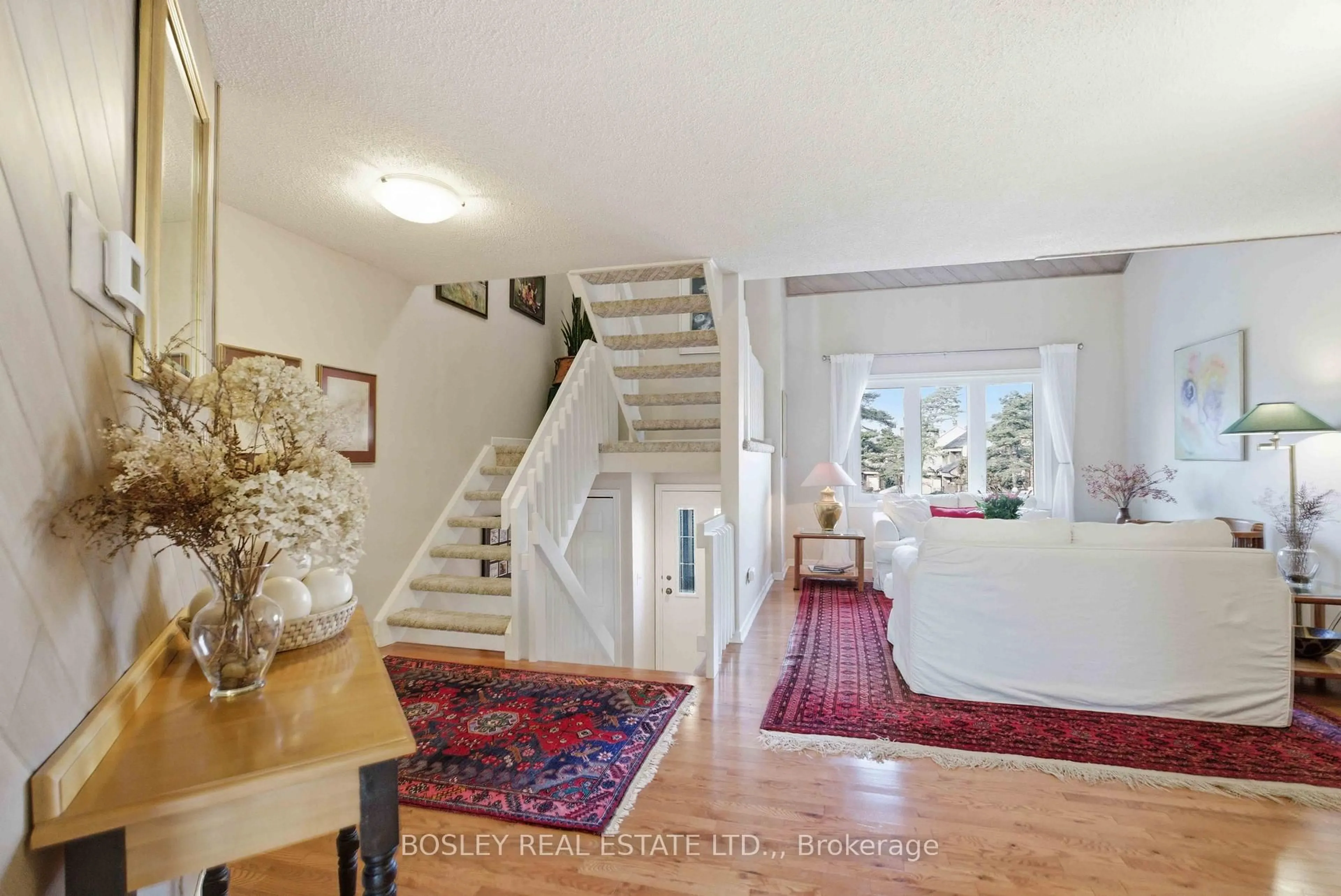 Indoor foyer for 178 Scott St #36, St. Catharines Ontario L2N 6Y5