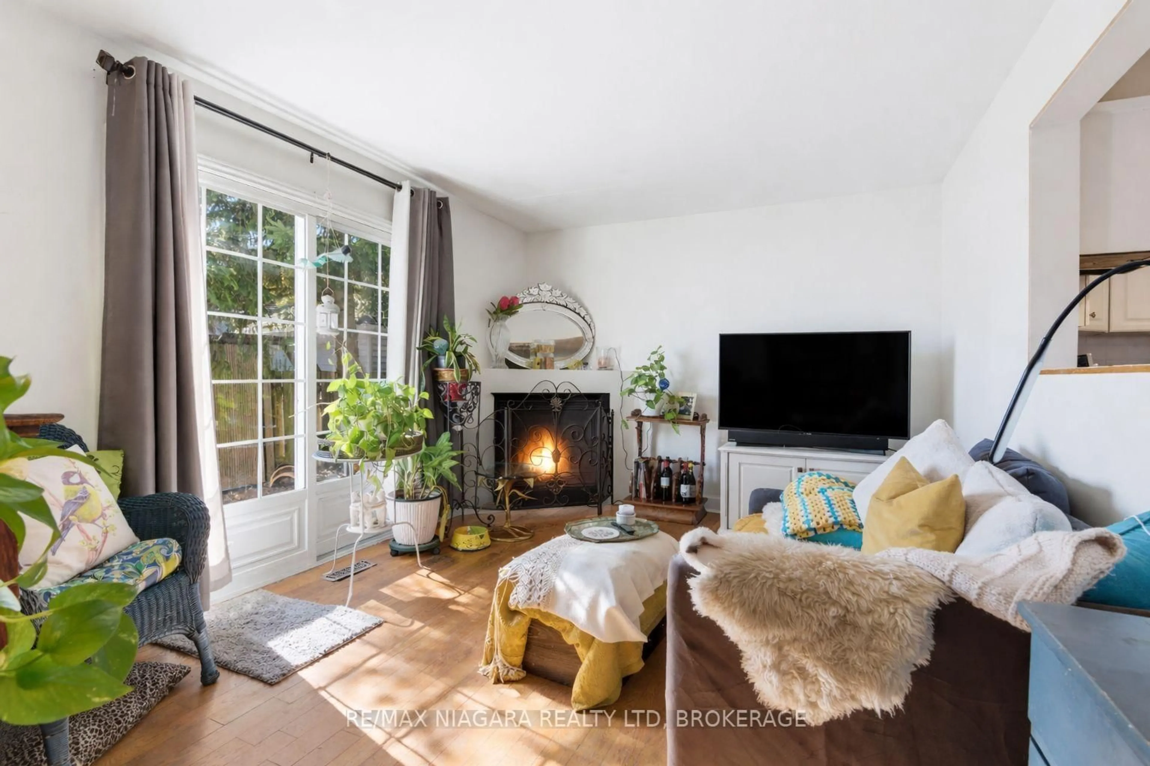 Living room with furniture, unknown for 5 Pawling St, St. Catharines Ontario L2N 5M1