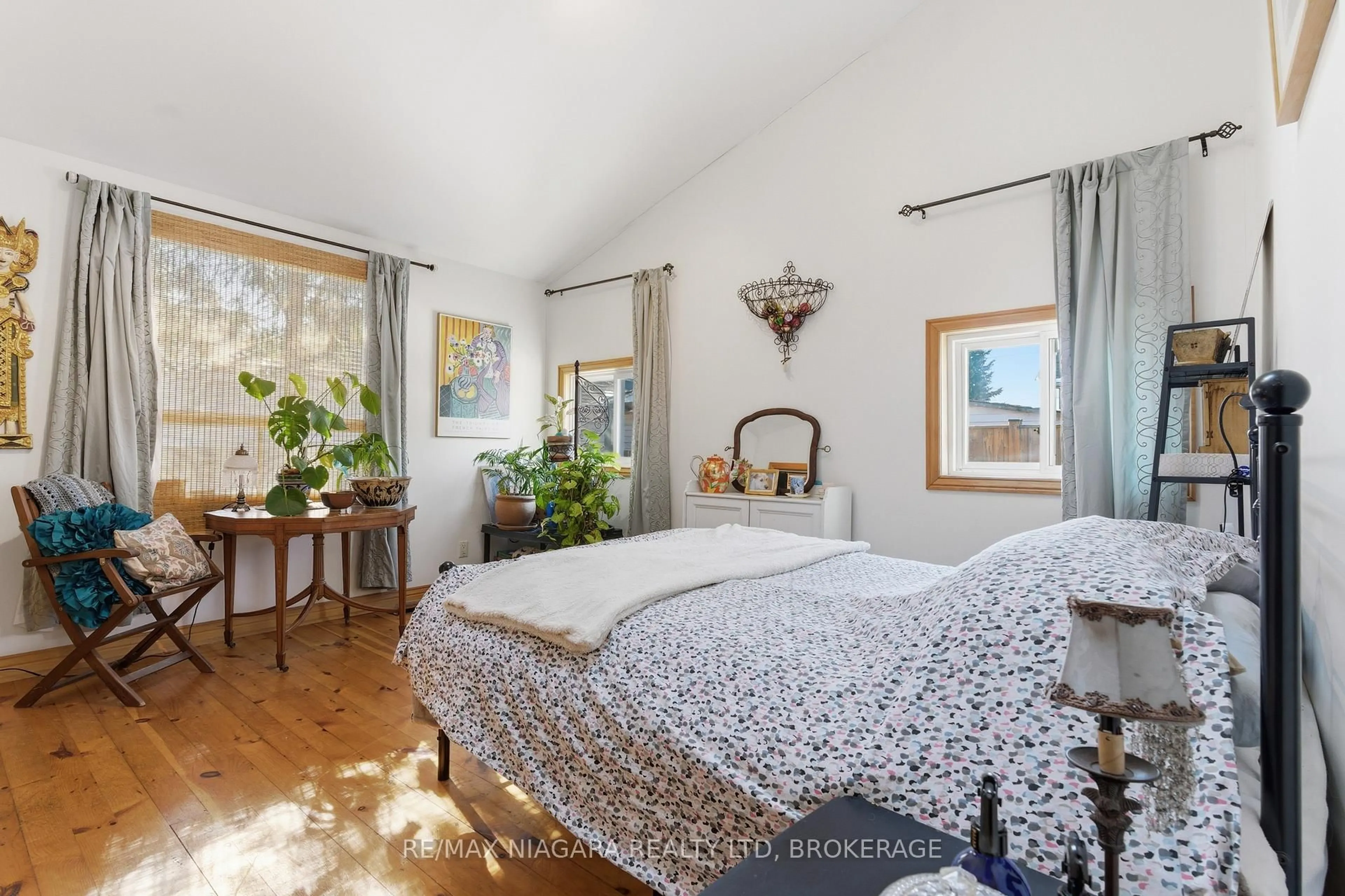 Bedroom with bed, unknown for 5 Pawling St, St. Catharines Ontario L2N 5M1