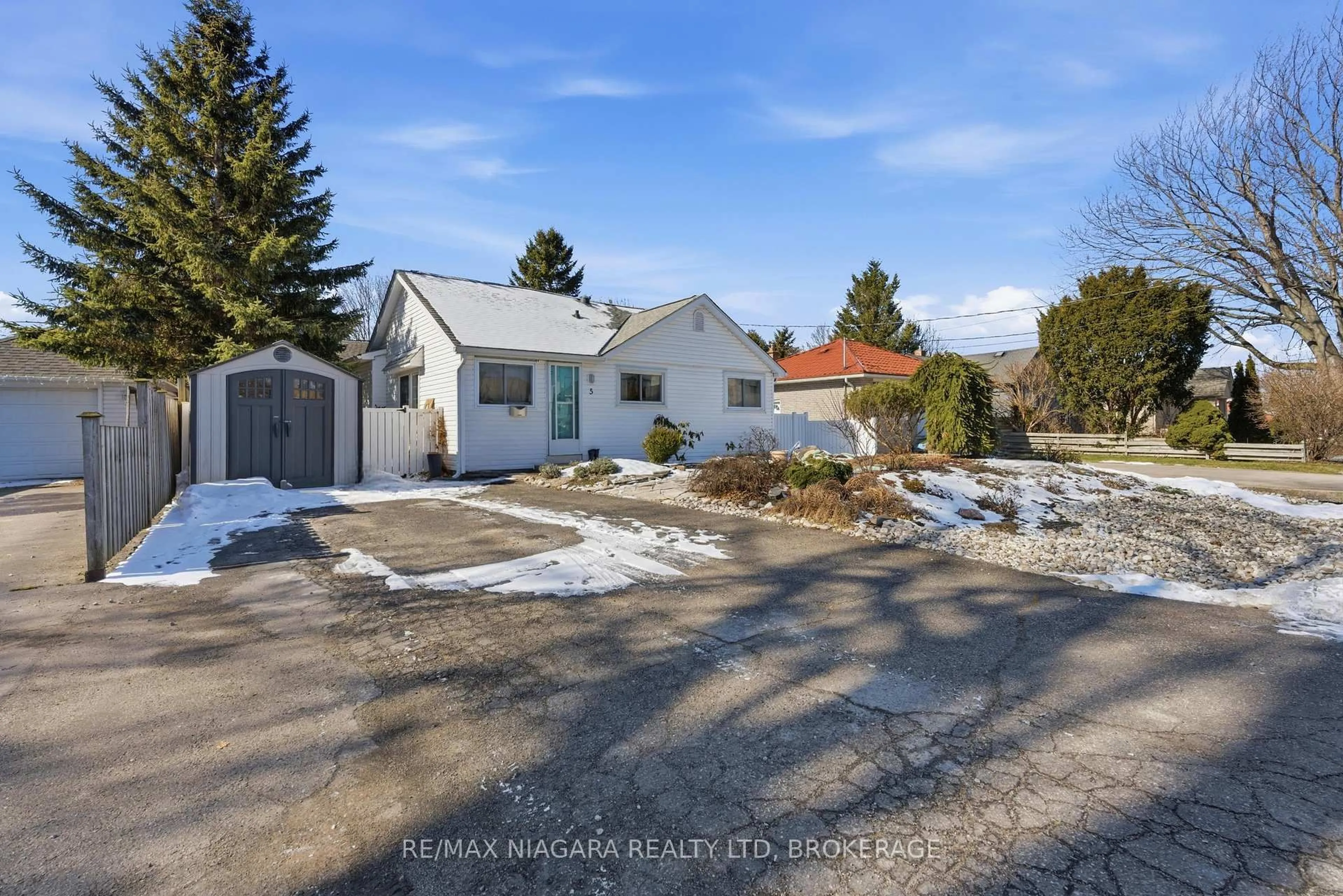 A pic from outside/outdoor area/front of a property/back of a property/a pic from drone, street for 5 Pawling St, St. Catharines Ontario L2N 5M1