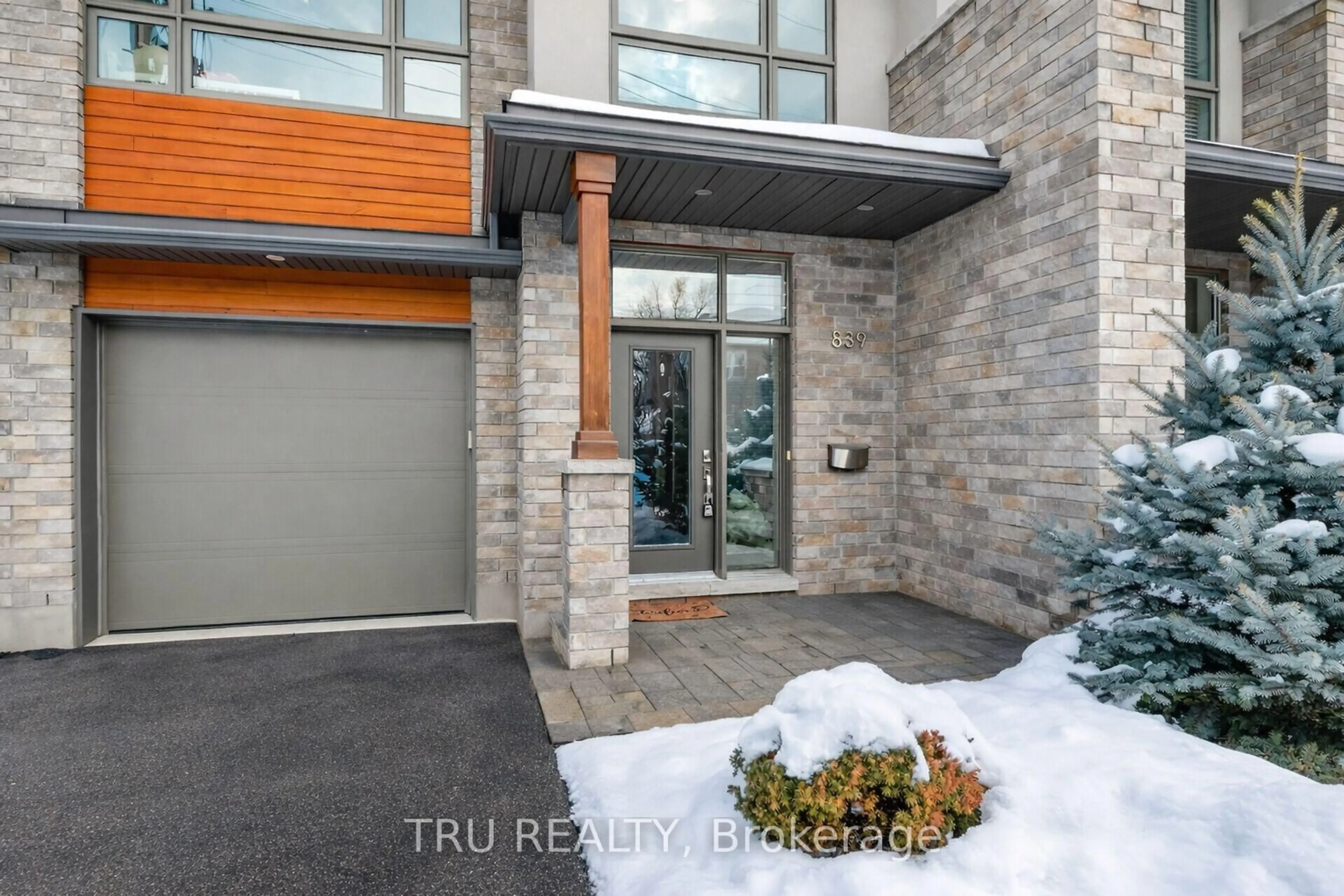 Indoor entryway for 839 Riddell Ave, Ottawa Ontario K2K 1X7