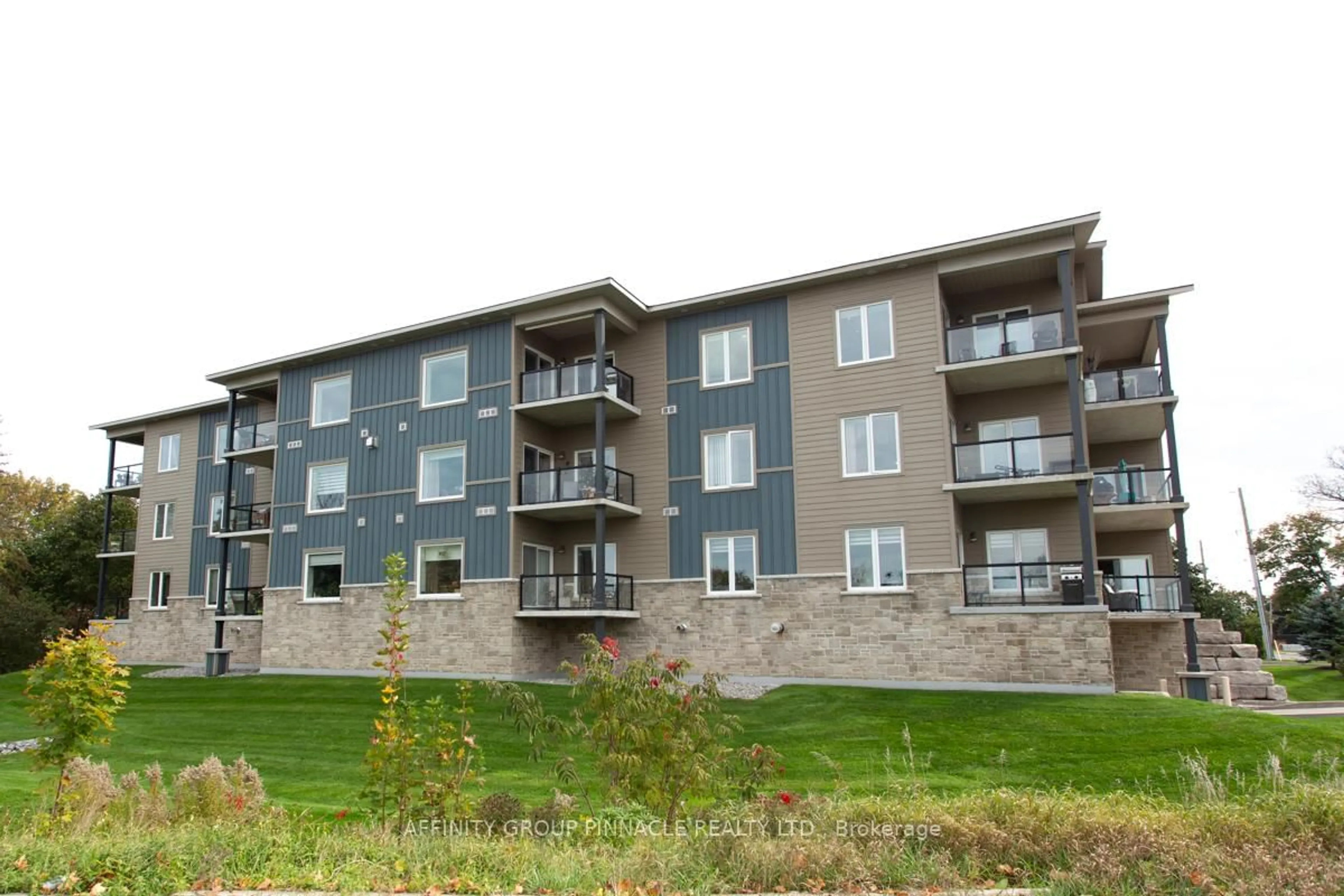 Patio, building for 94 Francis St #103, Kawartha Lakes Ontario K0M 1N0