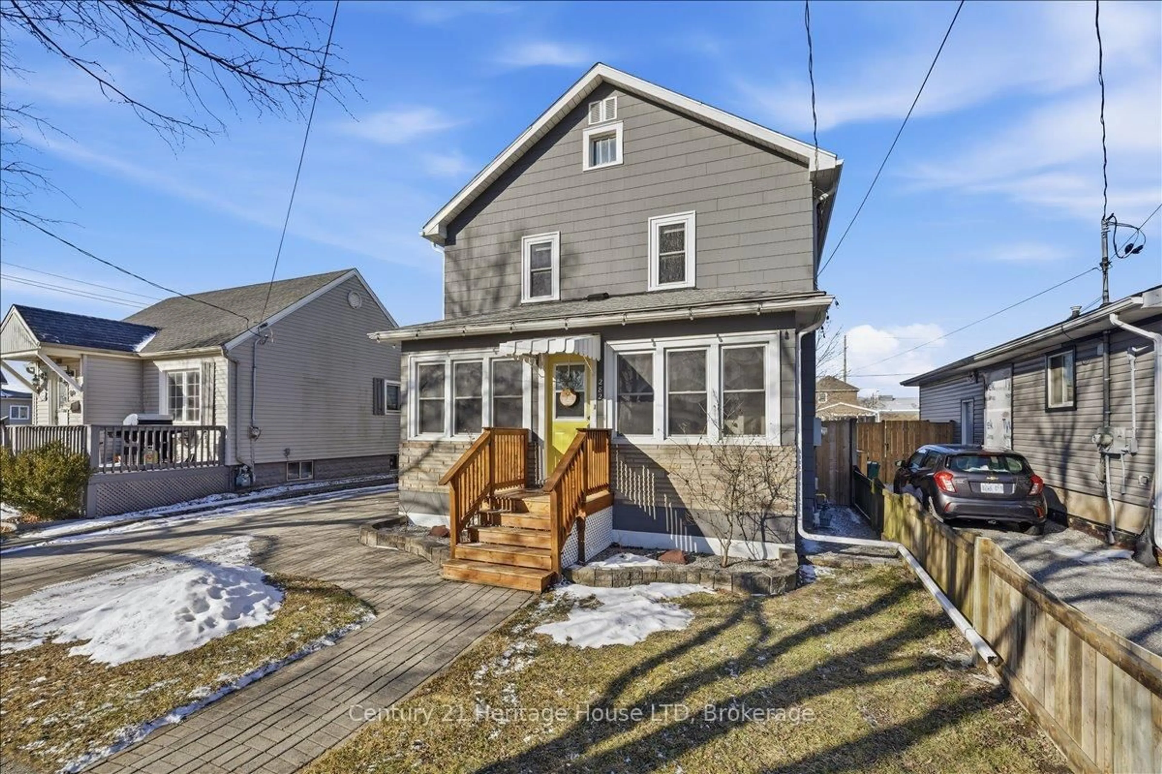 A pic from outside/outdoor area/front of a property/back of a property/a pic from drone, street for 282 Beatrice St, Welland Ontario L3B 2Z7