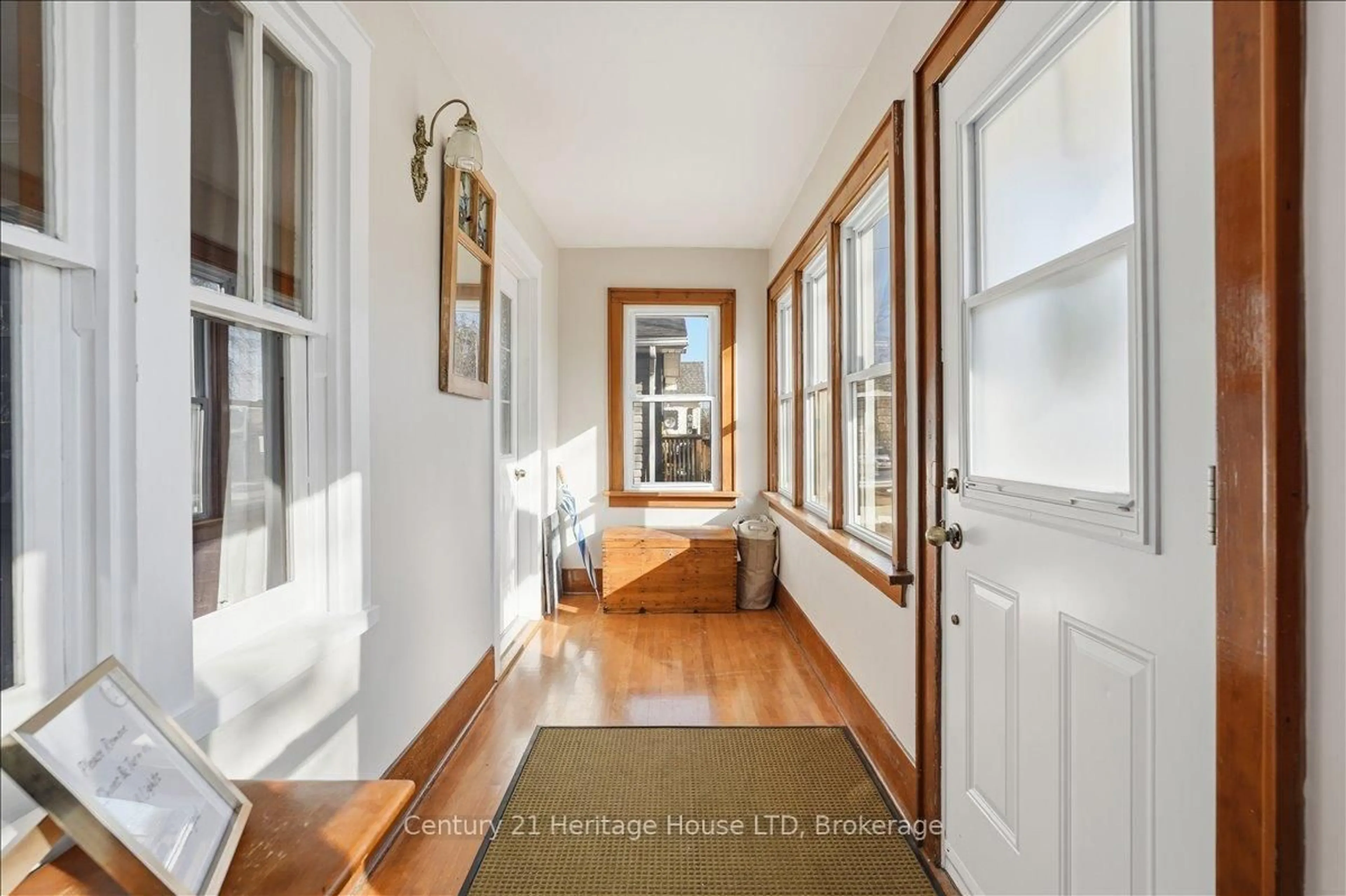 Indoor entryway for 282 Beatrice St, Welland Ontario L3B 2Z7