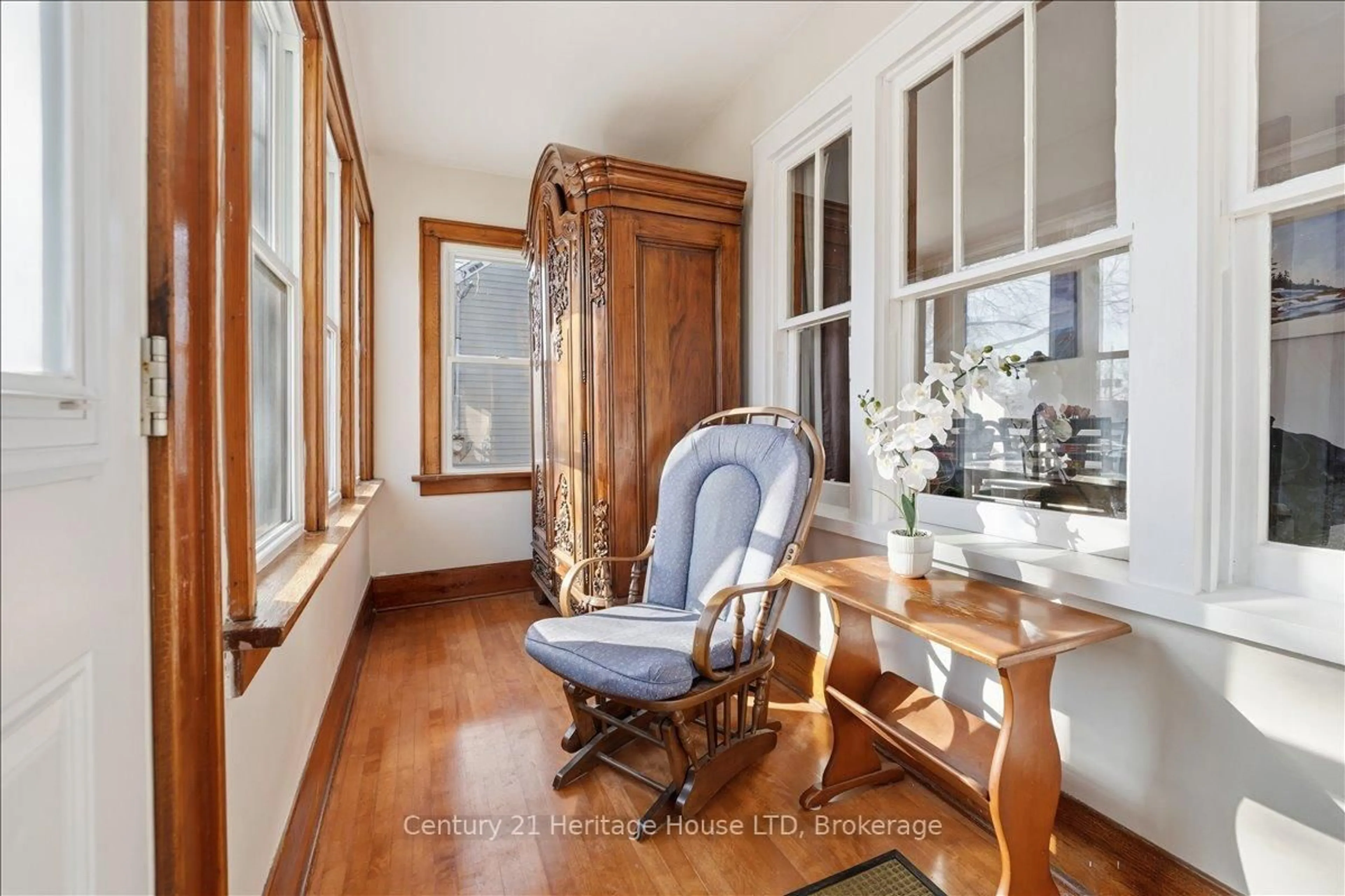 Dining room, wood/laminate floor for 282 Beatrice St, Welland Ontario L3B 2Z7