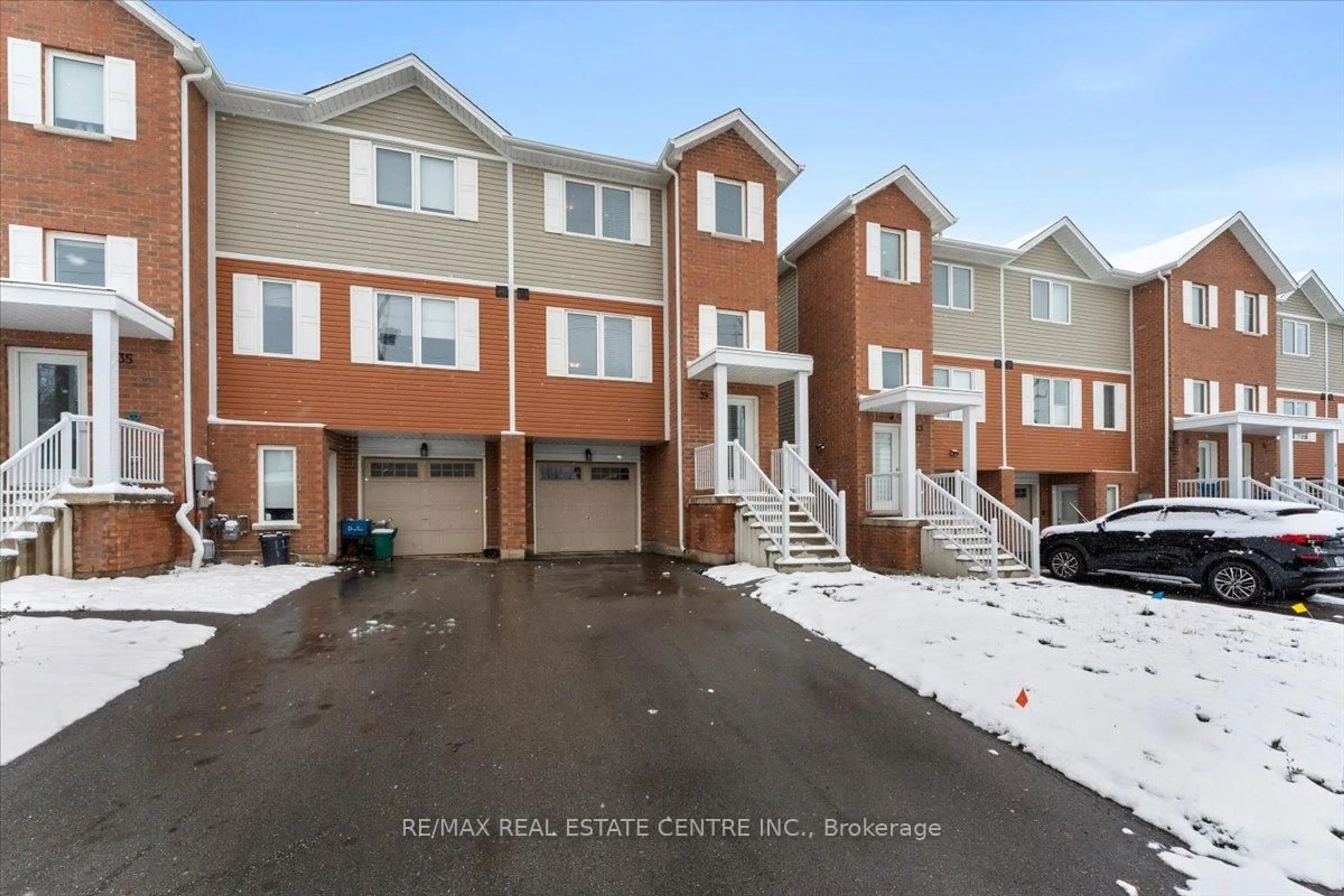 A pic from outside/outdoor area/front of a property/back of a property/a pic from drone, street for 39 Denistoun St, Welland Ontario L3C 0H6