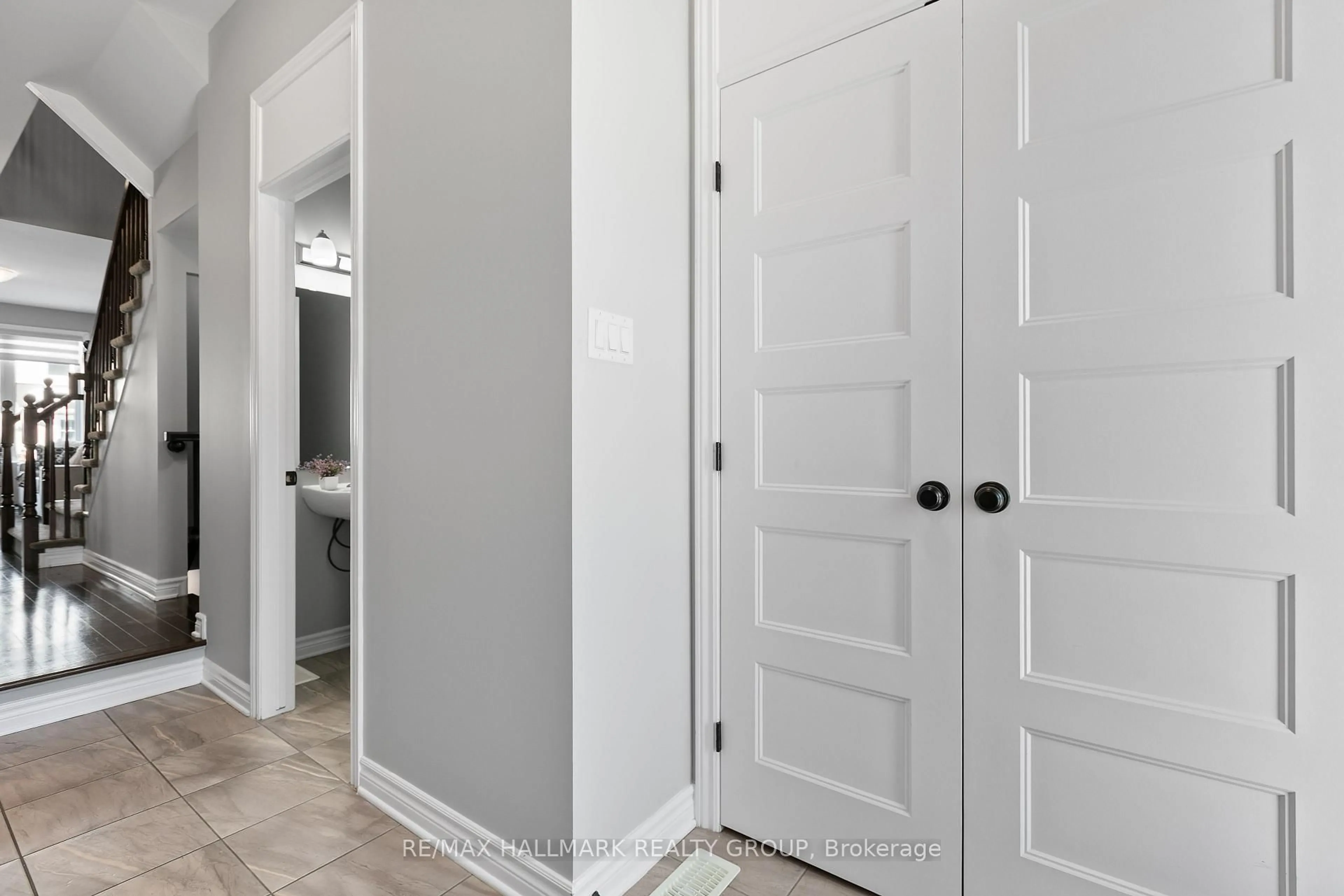 Indoor entryway for 813 Miikana Rd, Ottawa Ontario K1X 0G5