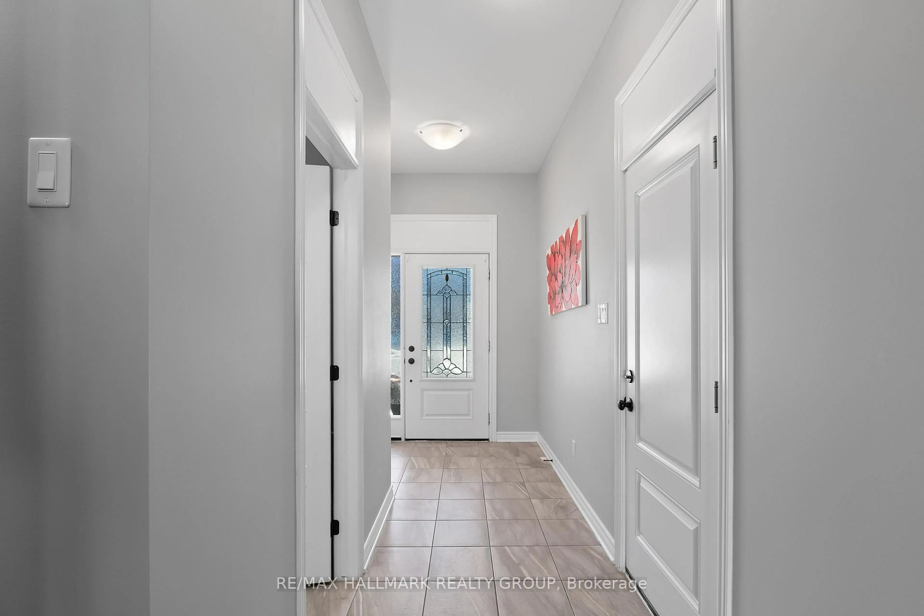 Indoor entryway for 813 Miikana Rd, Ottawa Ontario K1X 0G5