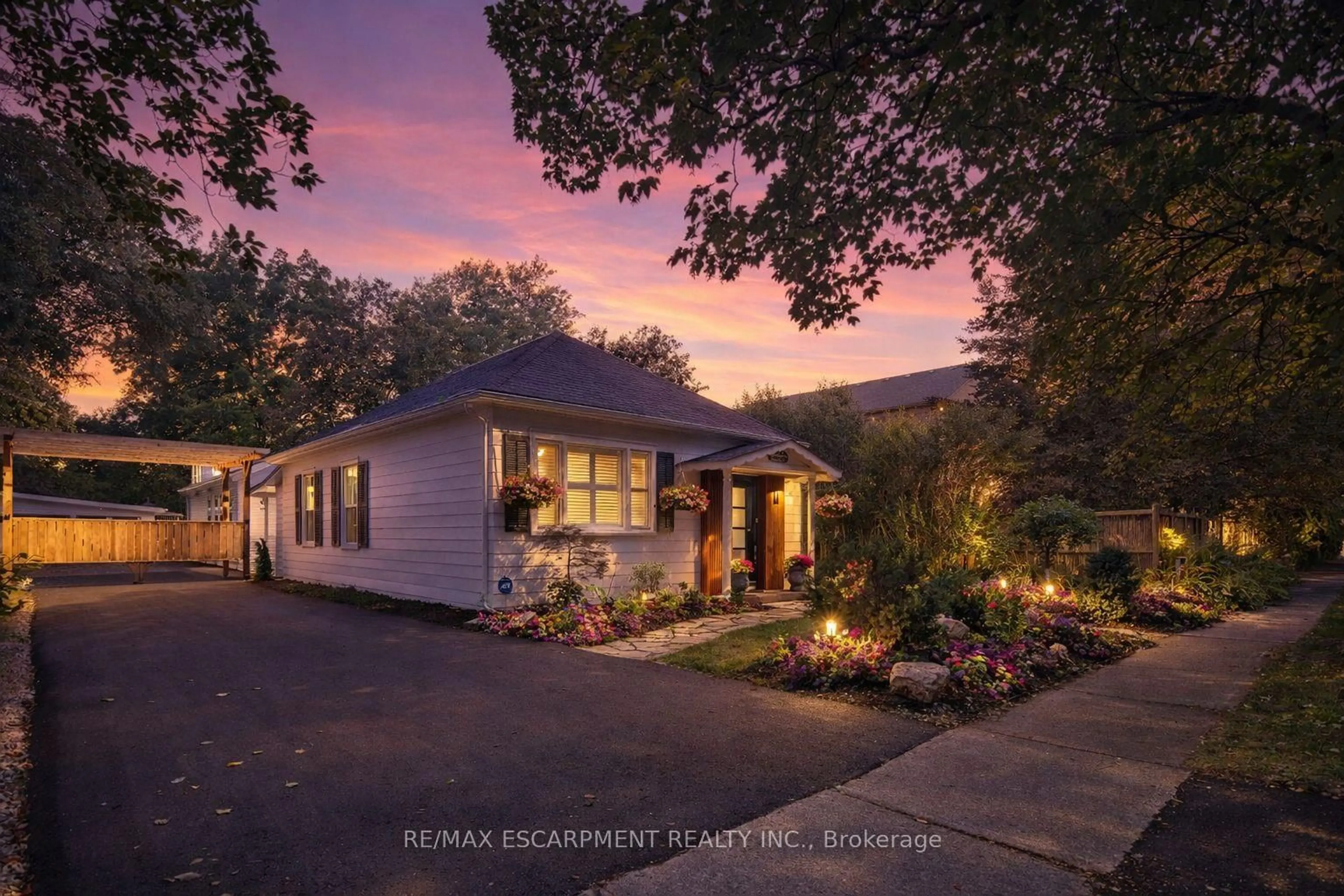 A pic from outside/outdoor area/front of a property/back of a property/a pic from drone, mountain view for 267 Davy St, Niagara-on-the-Lake Ontario L0S 1J0