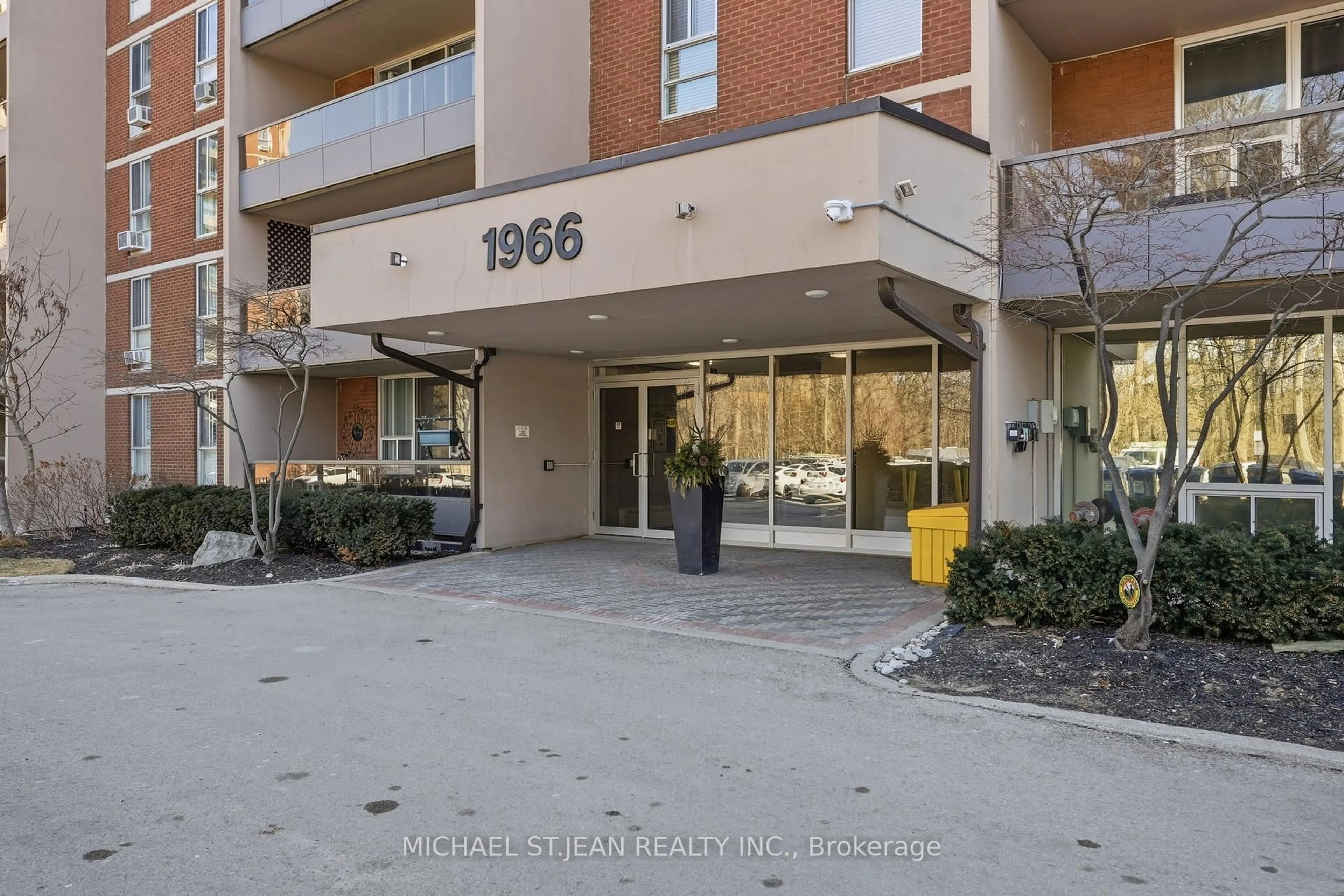 Indoor foyer for 1966 Main St #1408, Hamilton Ontario L8S 1J6