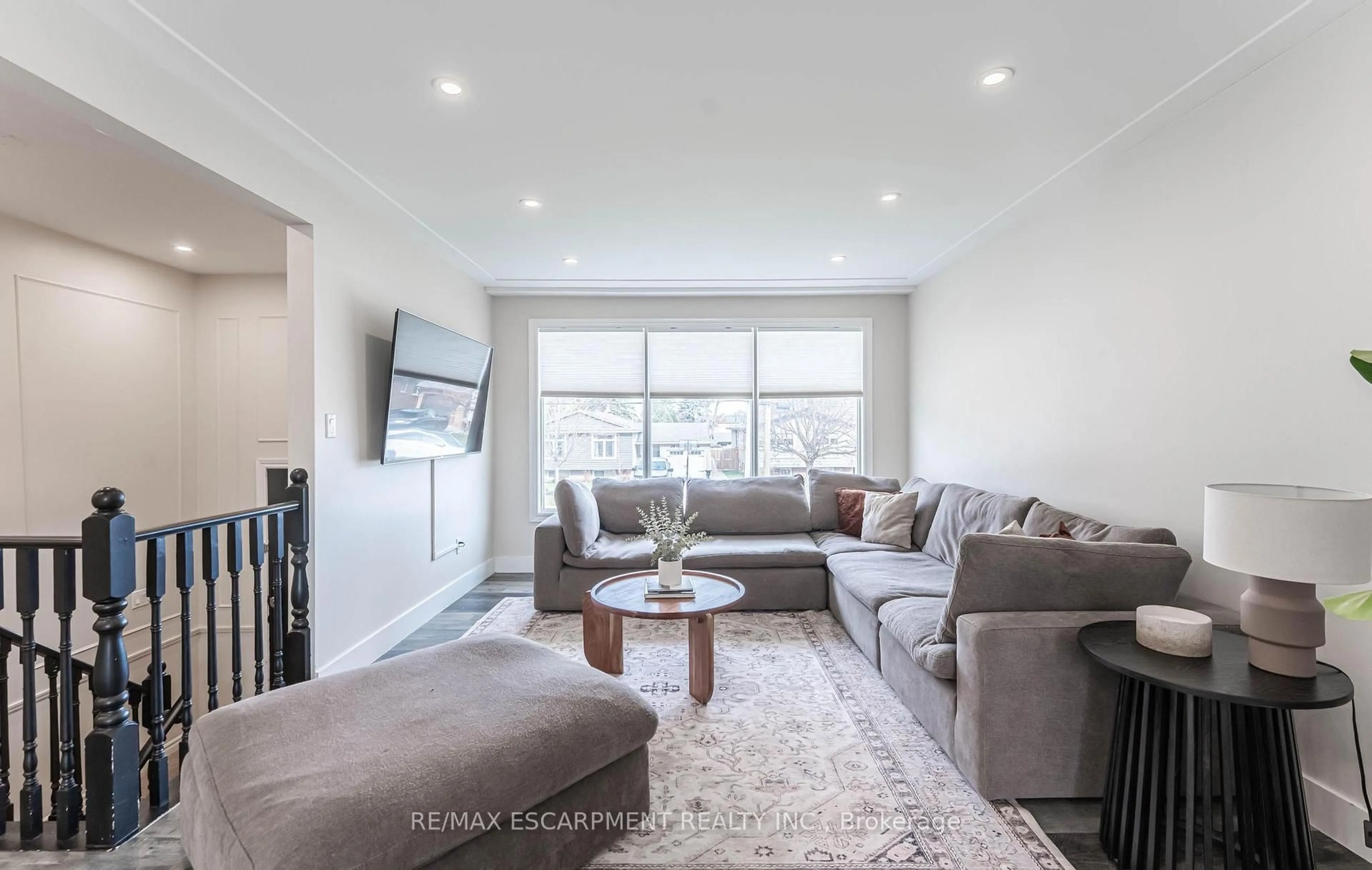 Living room with furniture, unknown for 55 Juanita Dr, Hamilton Ontario L9C 2G4