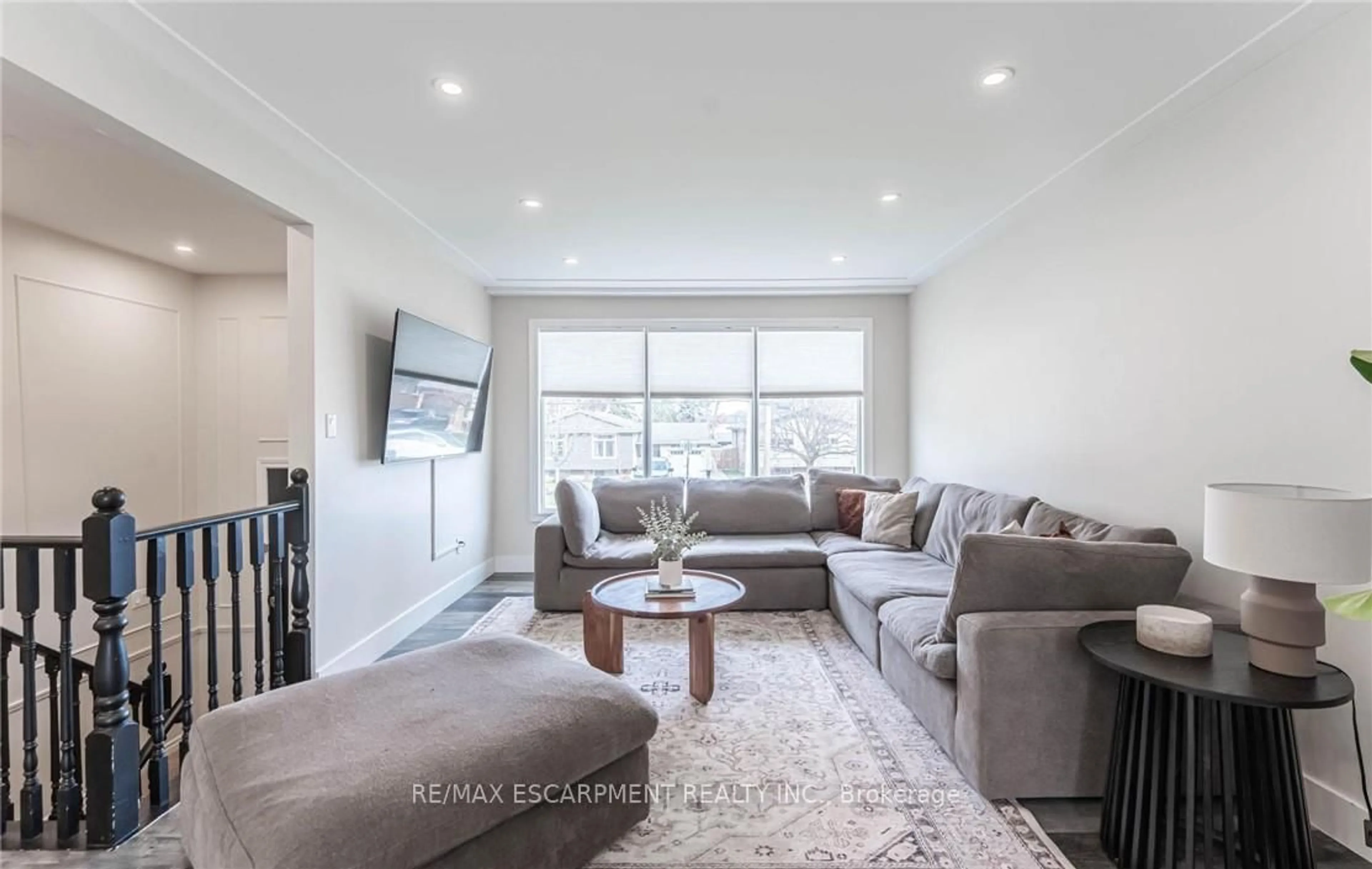 Living room with furniture, unknown for 55 Juanita Dr, Hamilton Ontario L9C 2G4