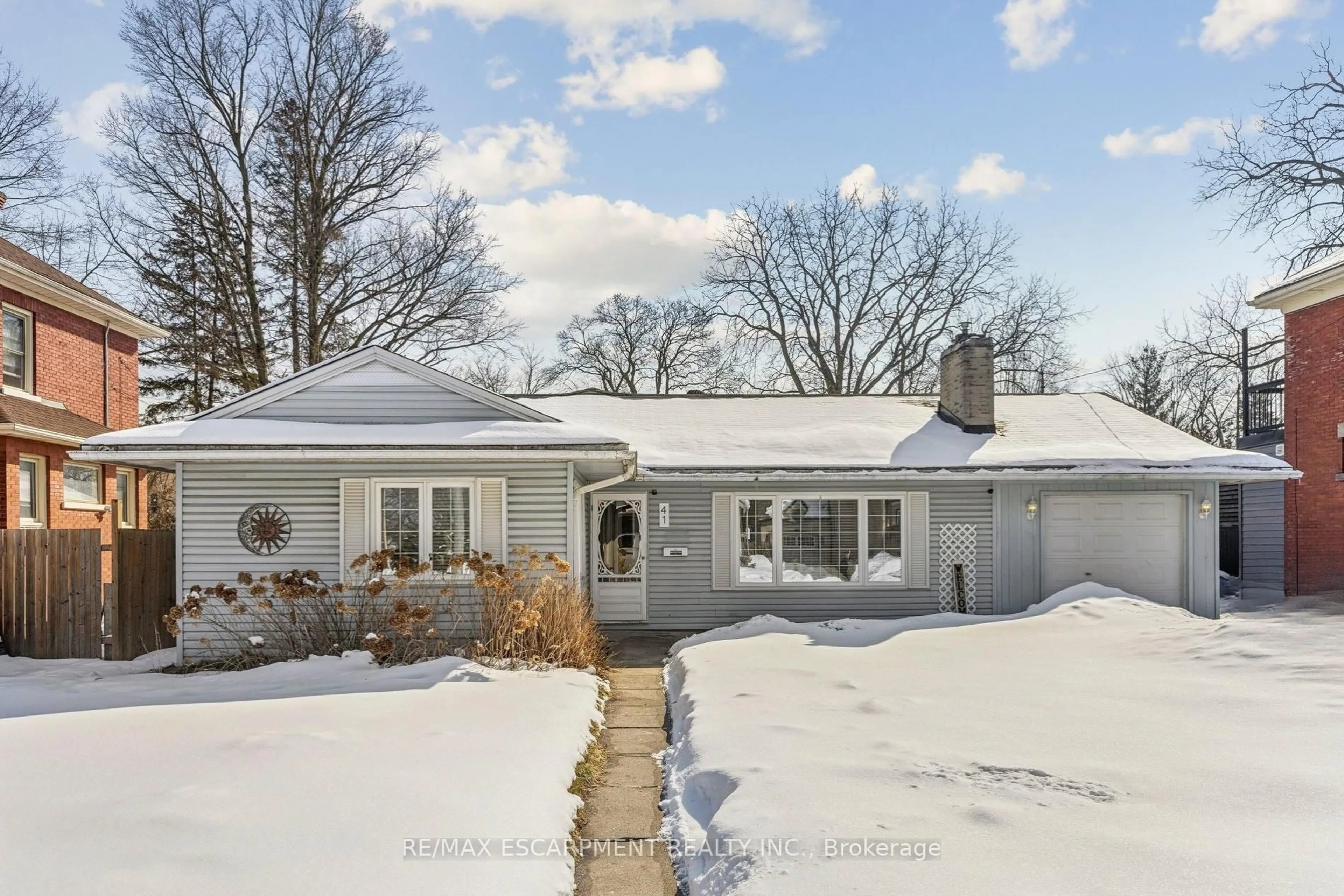 A pic from outside/outdoor area/front of a property/back of a property/a pic from drone, street for 41 Spruce St, Cambridge Ontario N1R 4K2