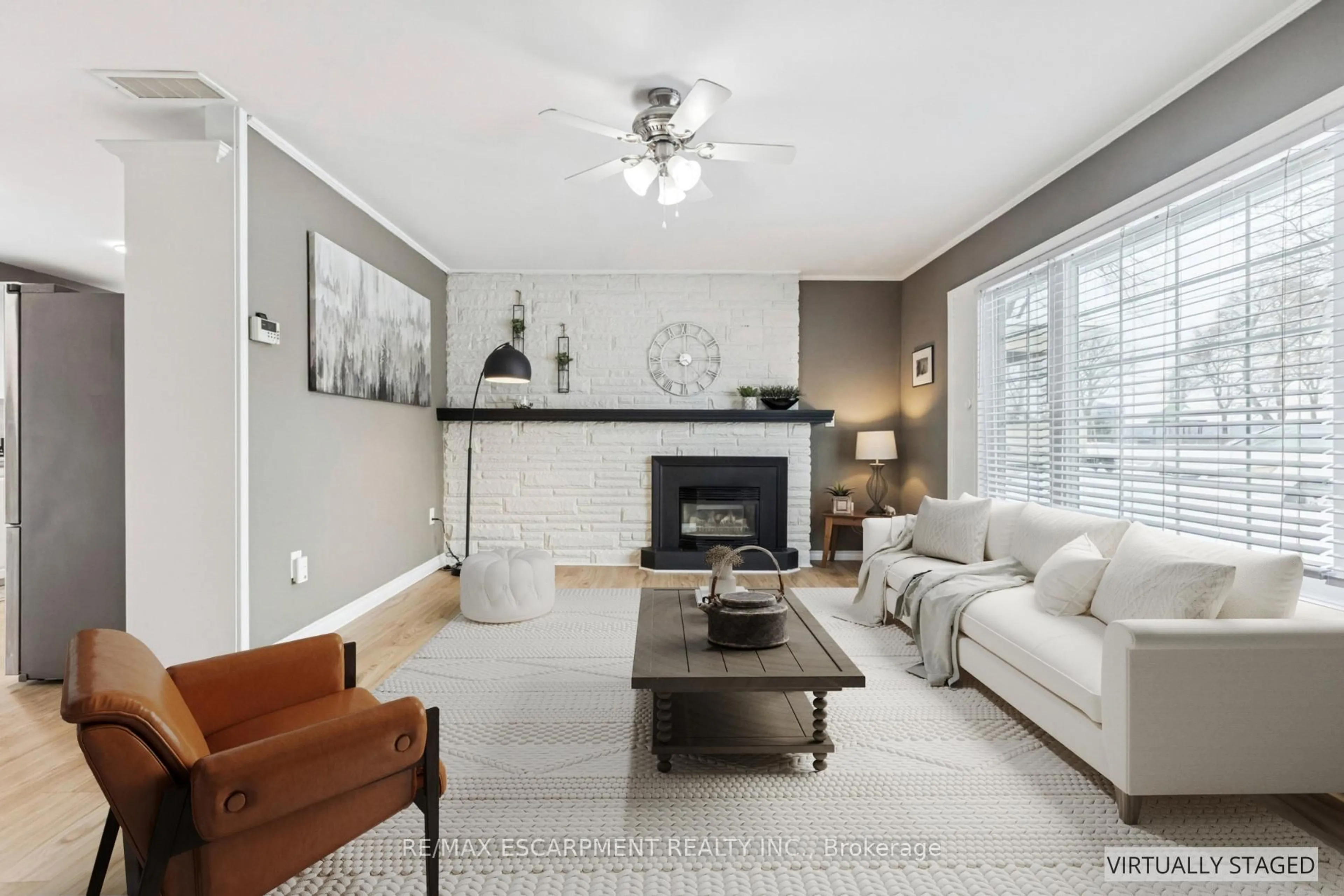 Living room with furniture, ceramic/tile floor for 41 Spruce St, Cambridge Ontario N1R 4K2