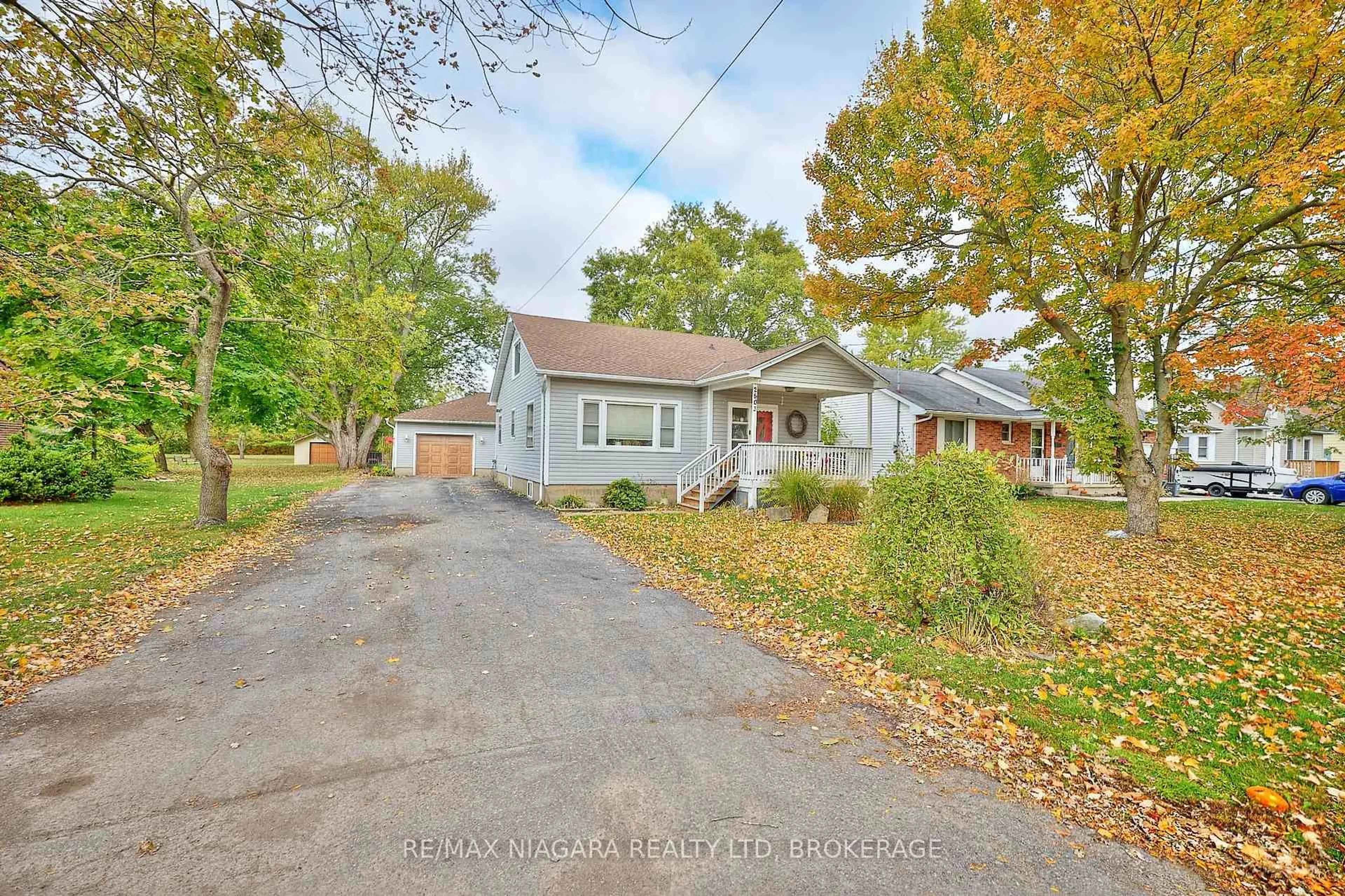 A pic from outside/outdoor area/front of a property/back of a property/a pic from drone, street for 2503 Coral Ave, Fort Erie Ontario L0S 1S0