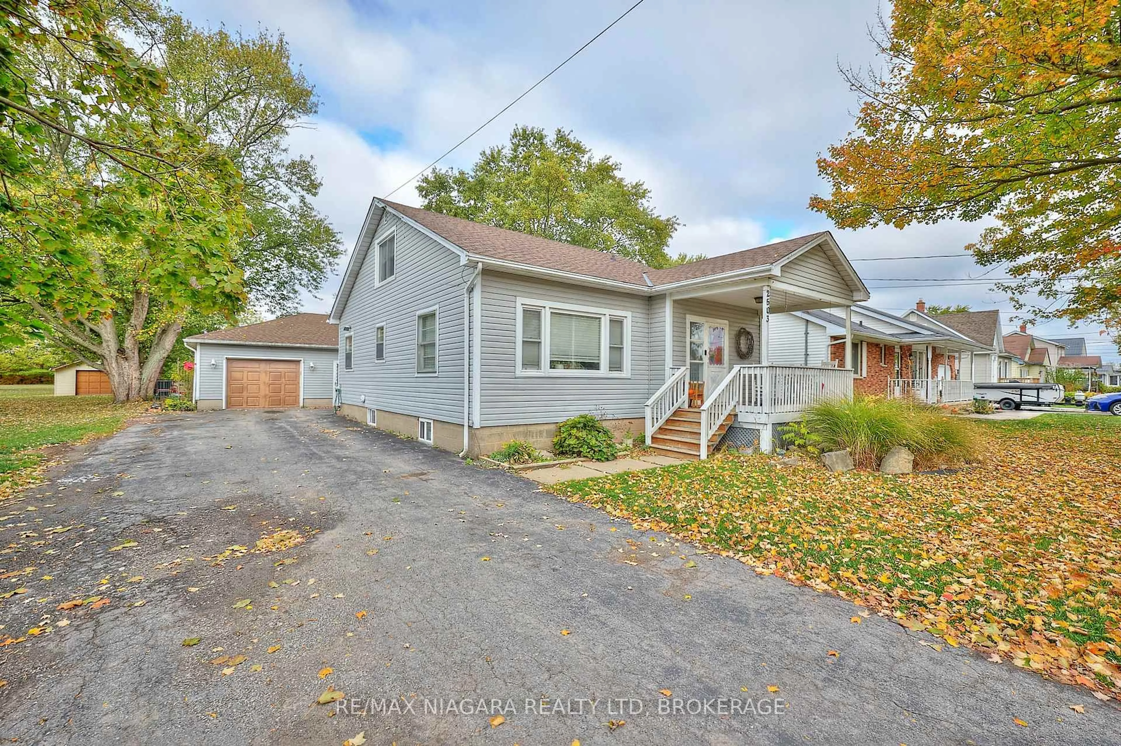 A pic from outside/outdoor area/front of a property/back of a property/a pic from drone, street for 2503 Coral Ave, Fort Erie Ontario L0S 1S0