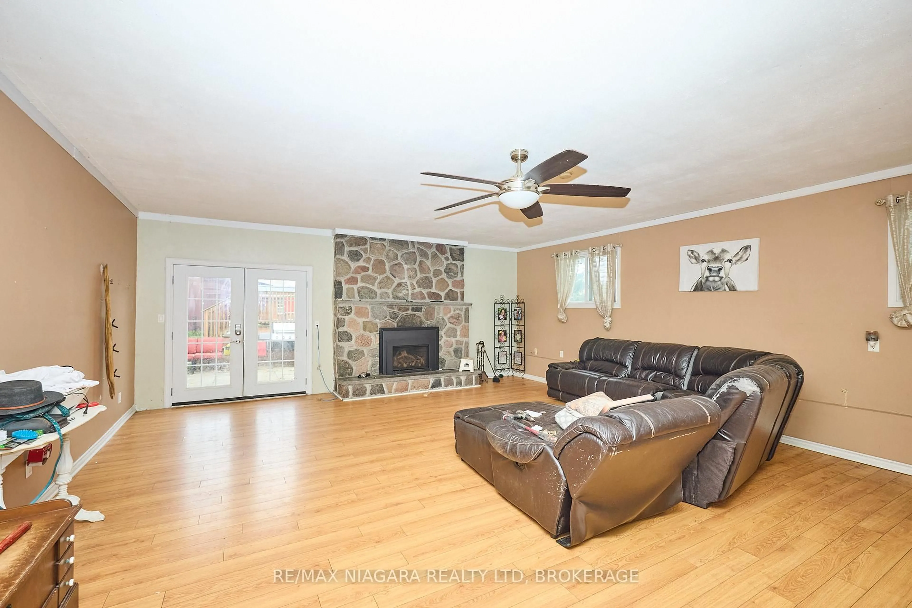 Living room with furniture, unknown for 2503 Coral Ave, Fort Erie Ontario L0S 1S0