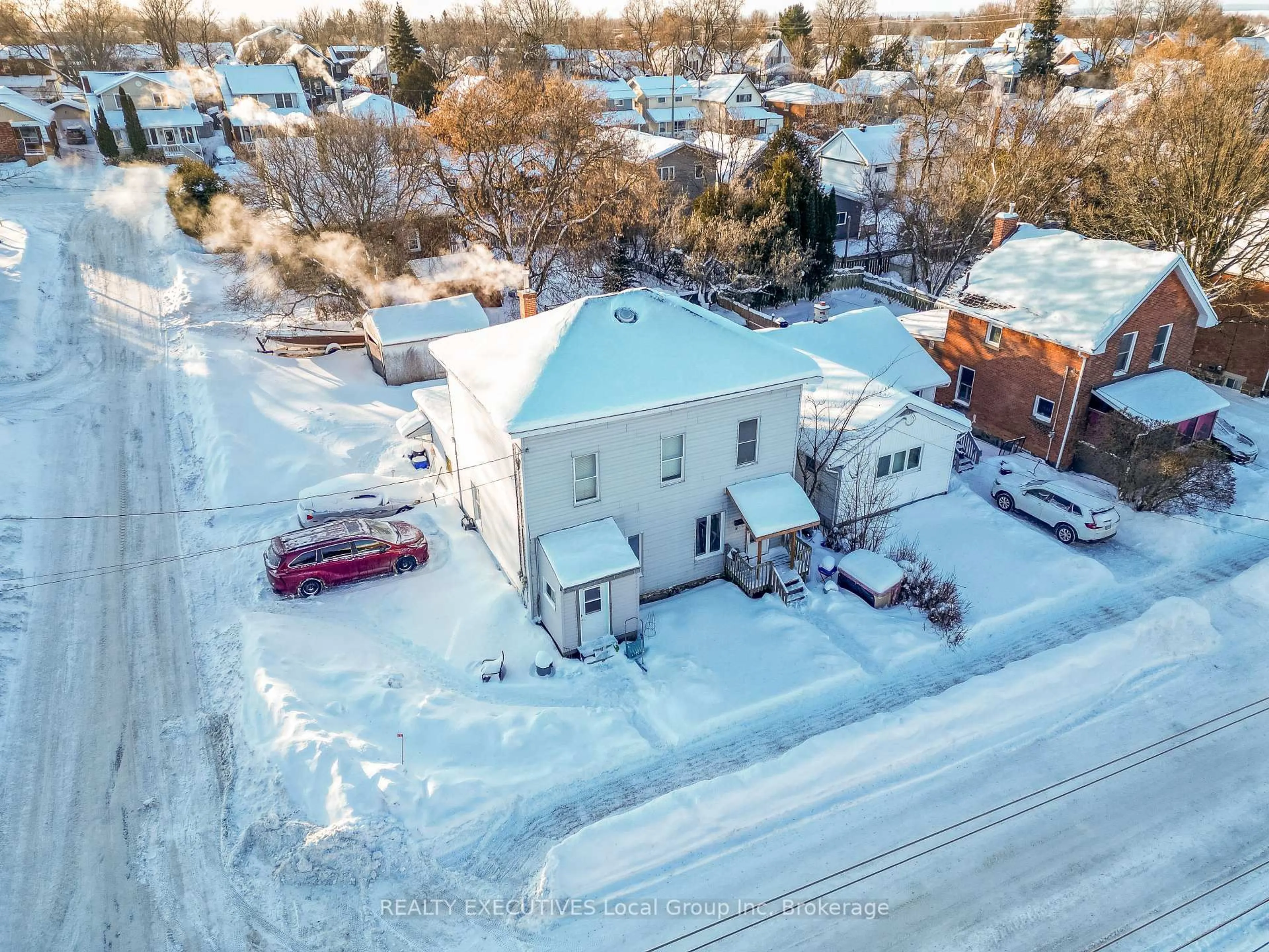 A pic from outside/outdoor area/front of a property/back of a property/a pic from drone, building for 997 Hammond St, North Bay Ontario P1B 2H6
