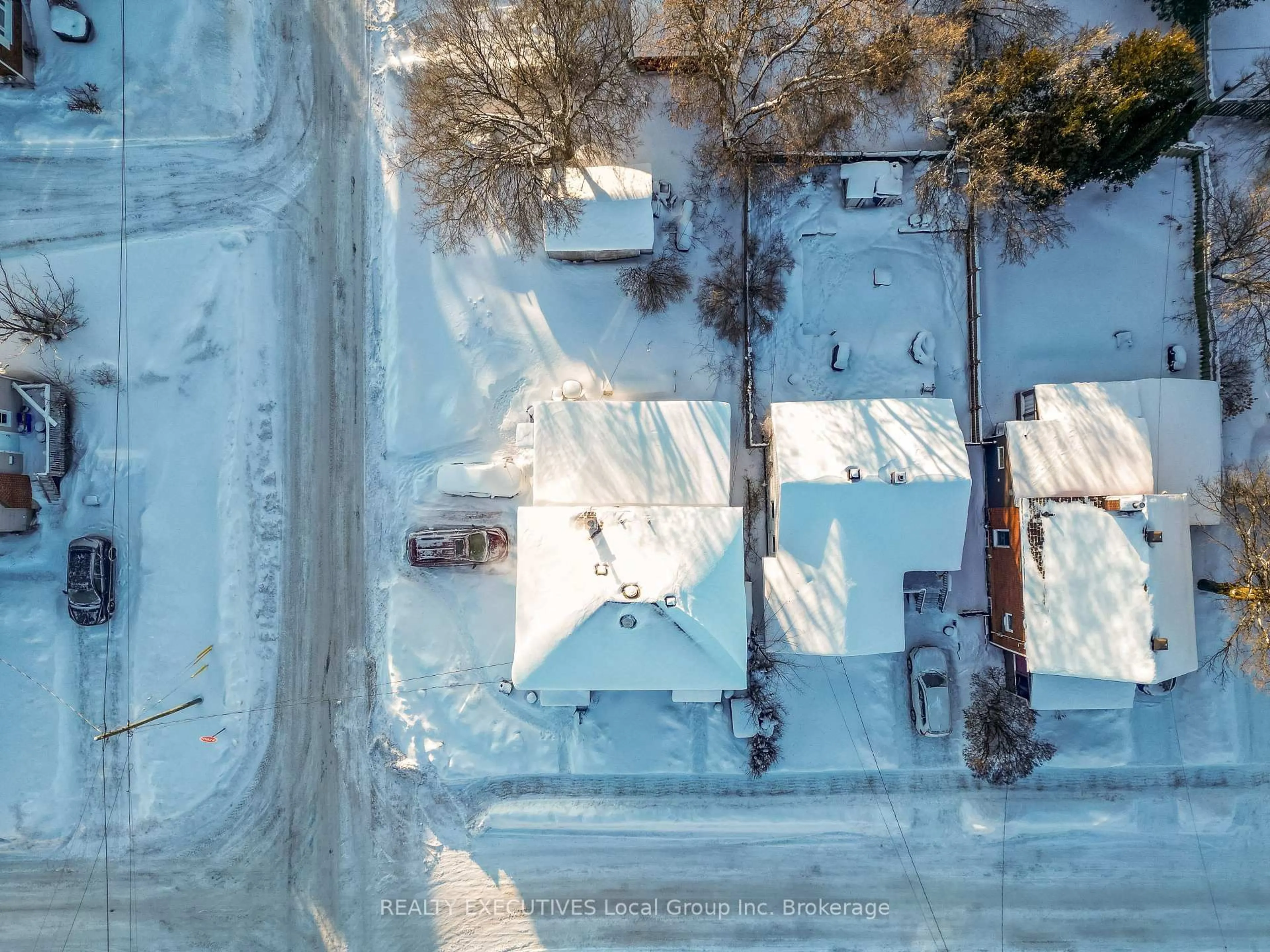 A pic from outside/outdoor area/front of a property/back of a property/a pic from drone, street for 997 Hammond St, North Bay Ontario P1B 2H6