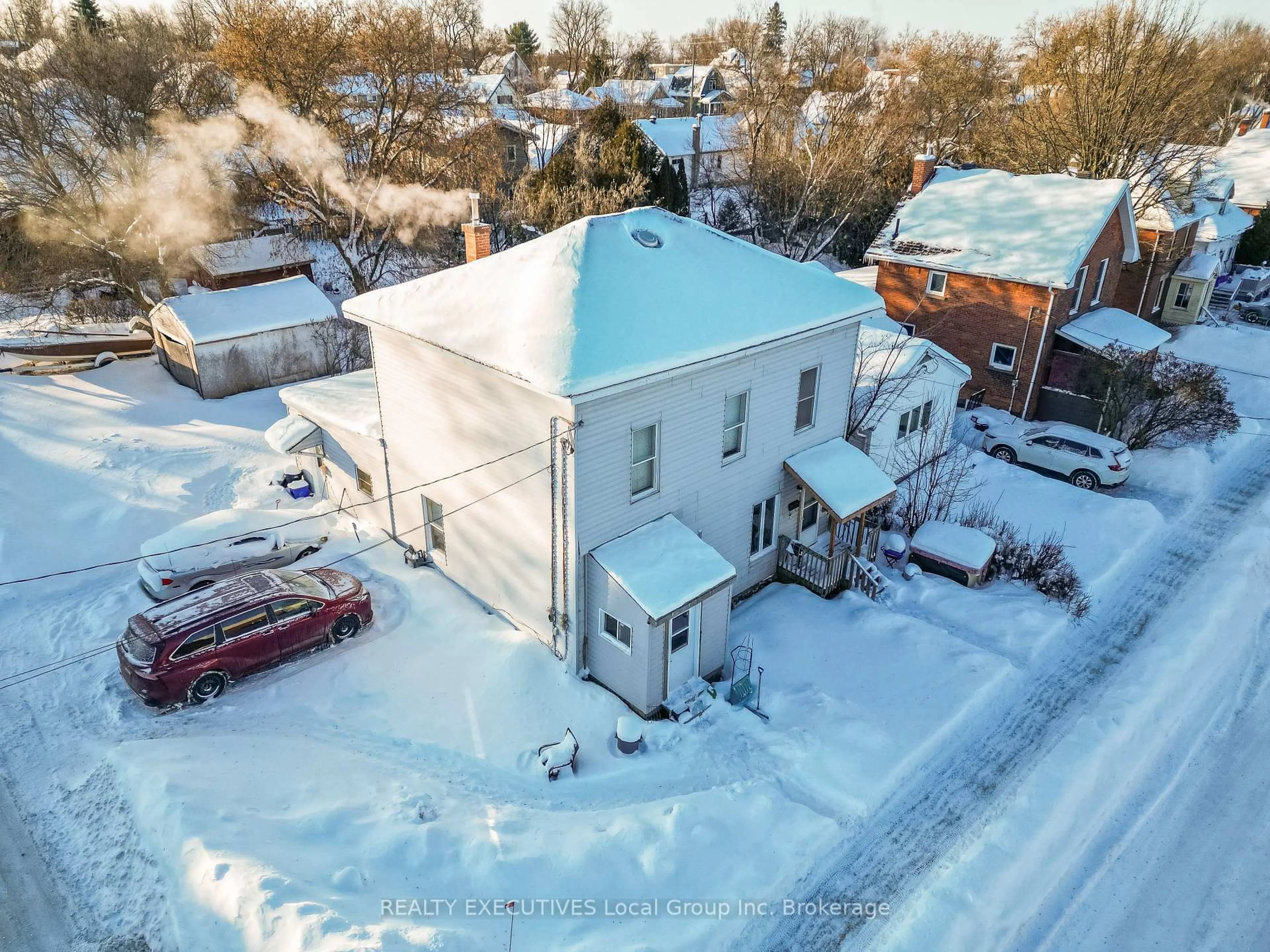 A pic from outside/outdoor area/front of a property/back of a property/a pic from drone, building for 997 Hammond St, North Bay Ontario P1B 2H6