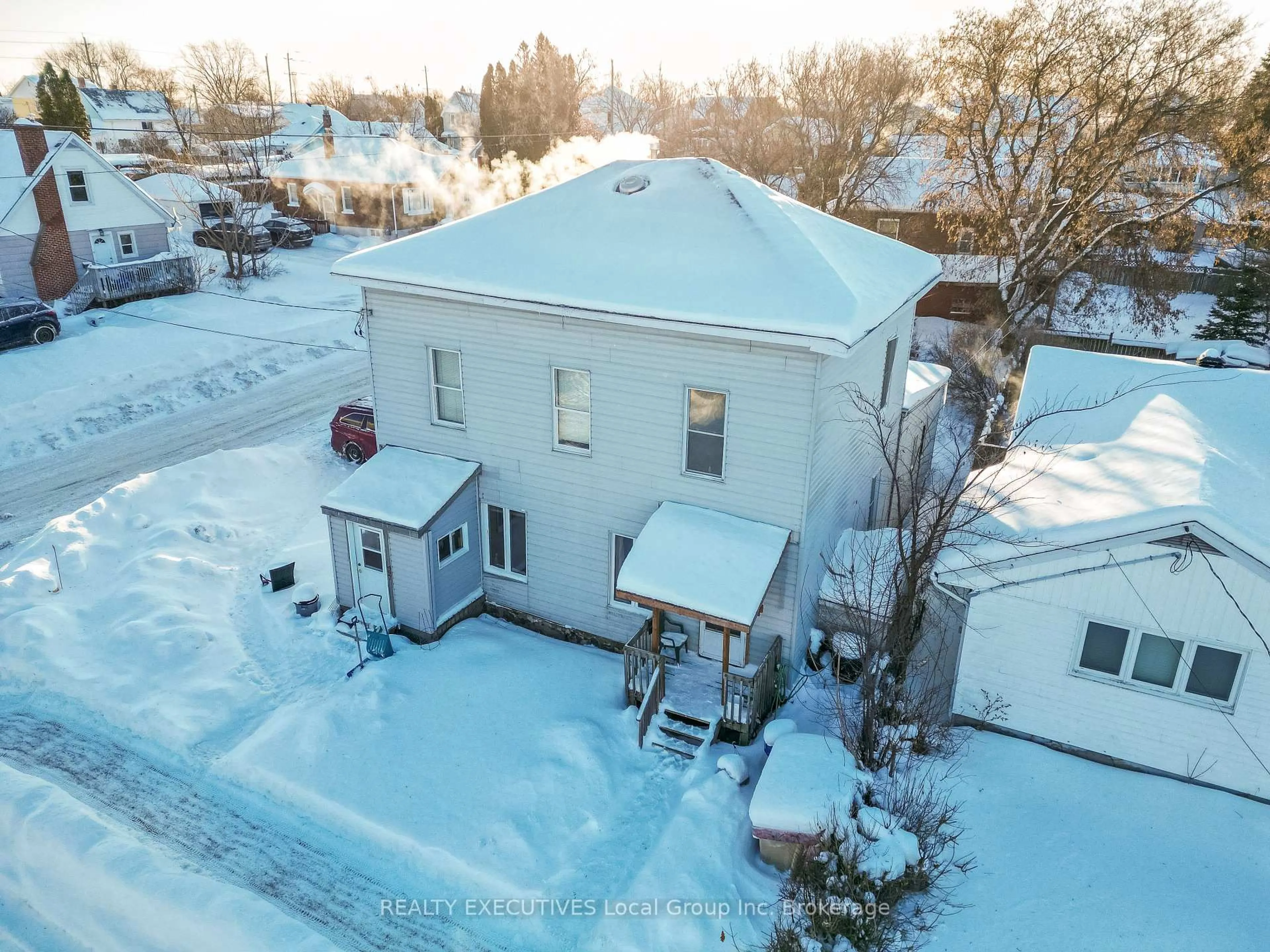 A pic from outside/outdoor area/front of a property/back of a property/a pic from drone, building for 997 Hammond St, North Bay Ontario P1B 2H6