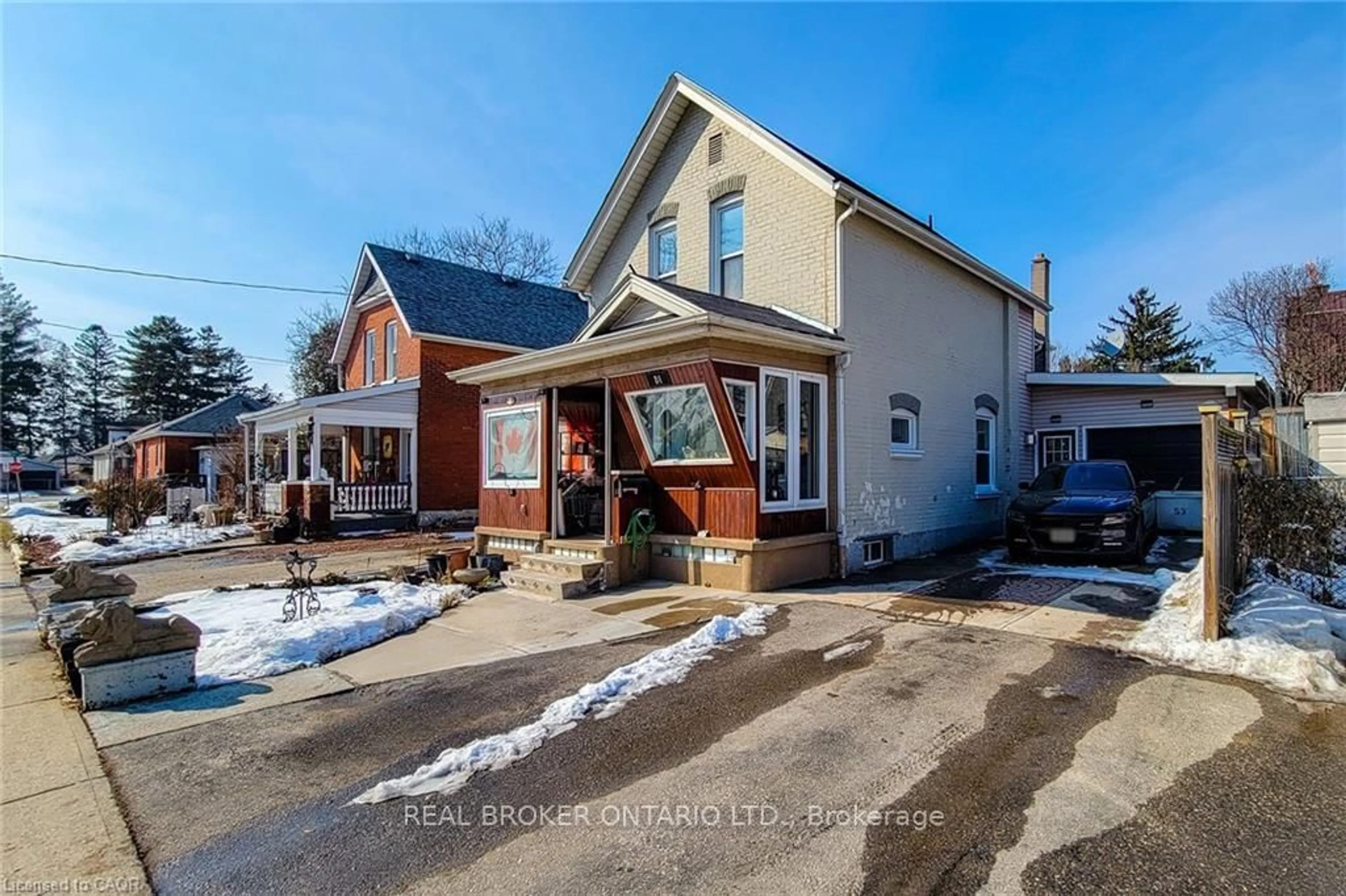 Home with brick exterior material, street for 84 Port St, Brantford Ontario N3S 1Y7