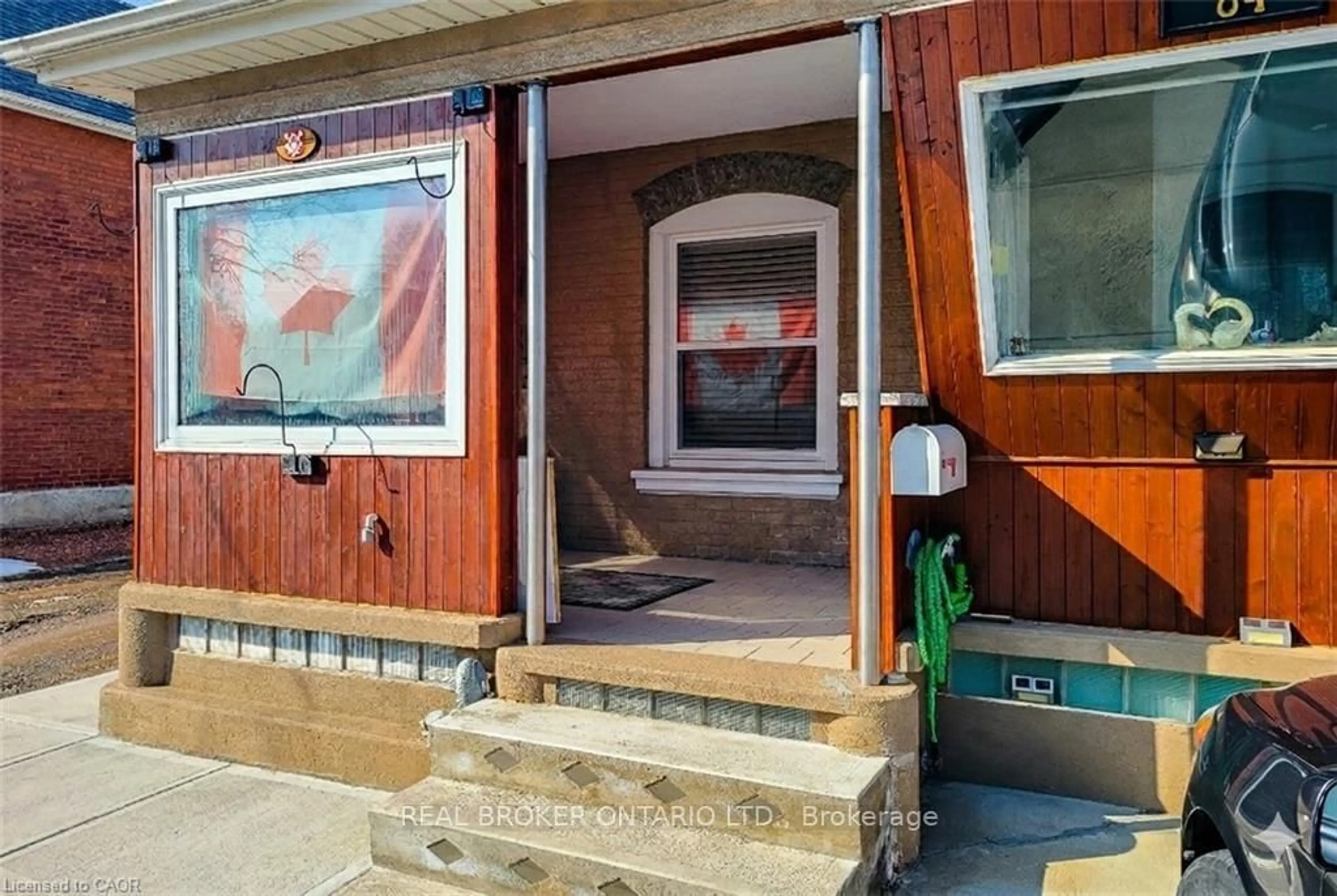 Indoor entryway for 84 Port St, Brantford Ontario N3S 1Y7