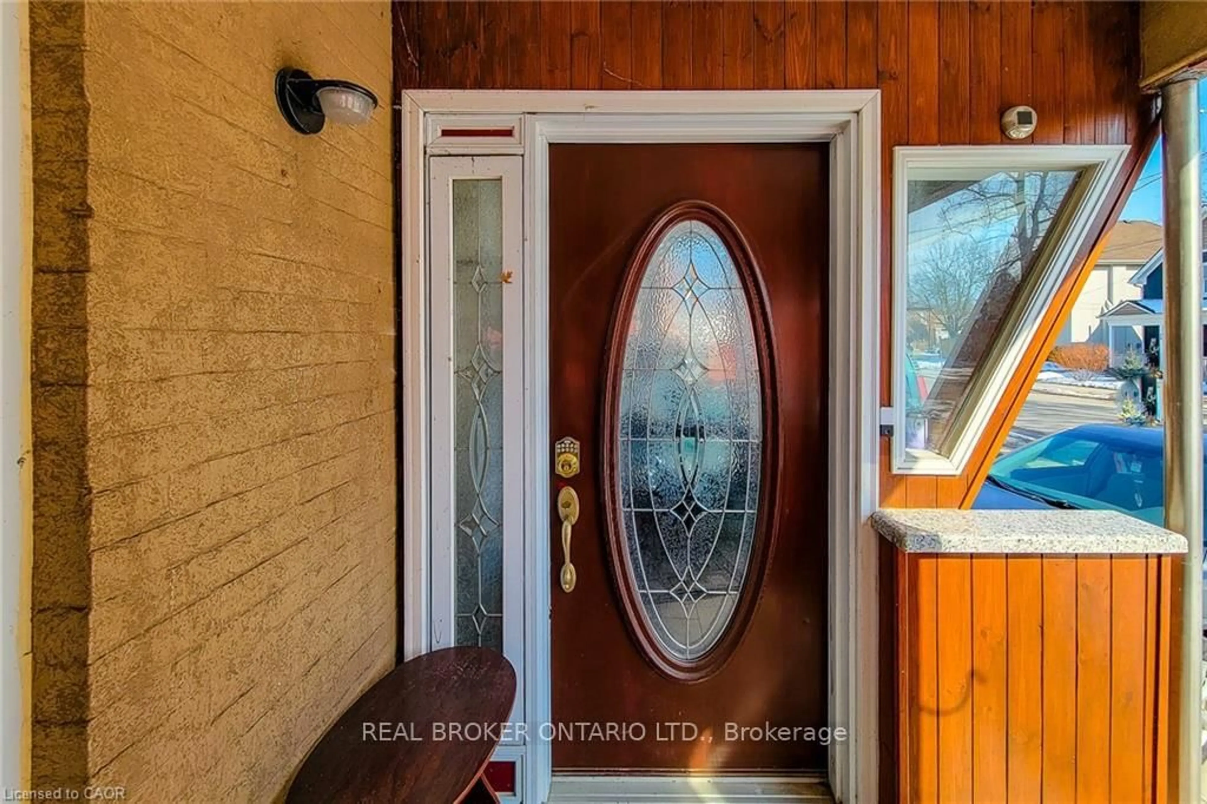 Indoor entryway for 84 Port St, Brantford Ontario N3S 1Y7