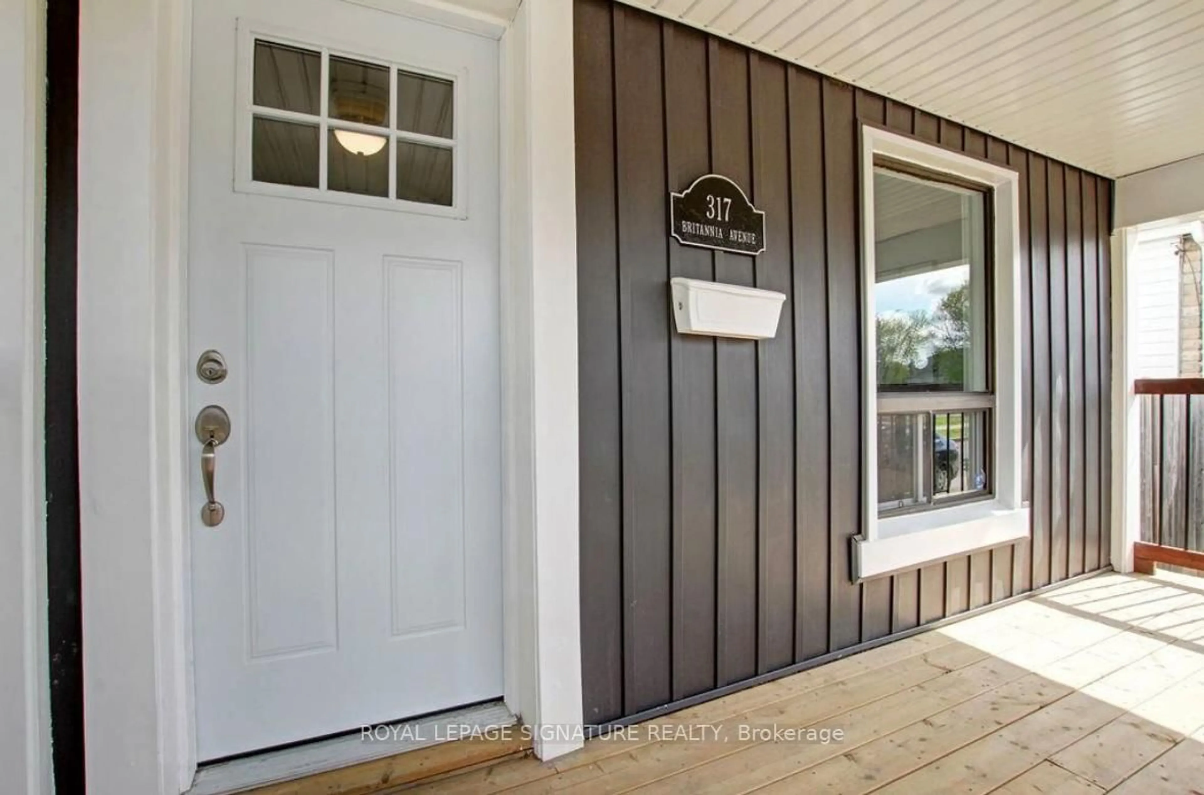 Indoor entryway for 317 Britannia Ave, Hamilton Ontario L8H 1Y4