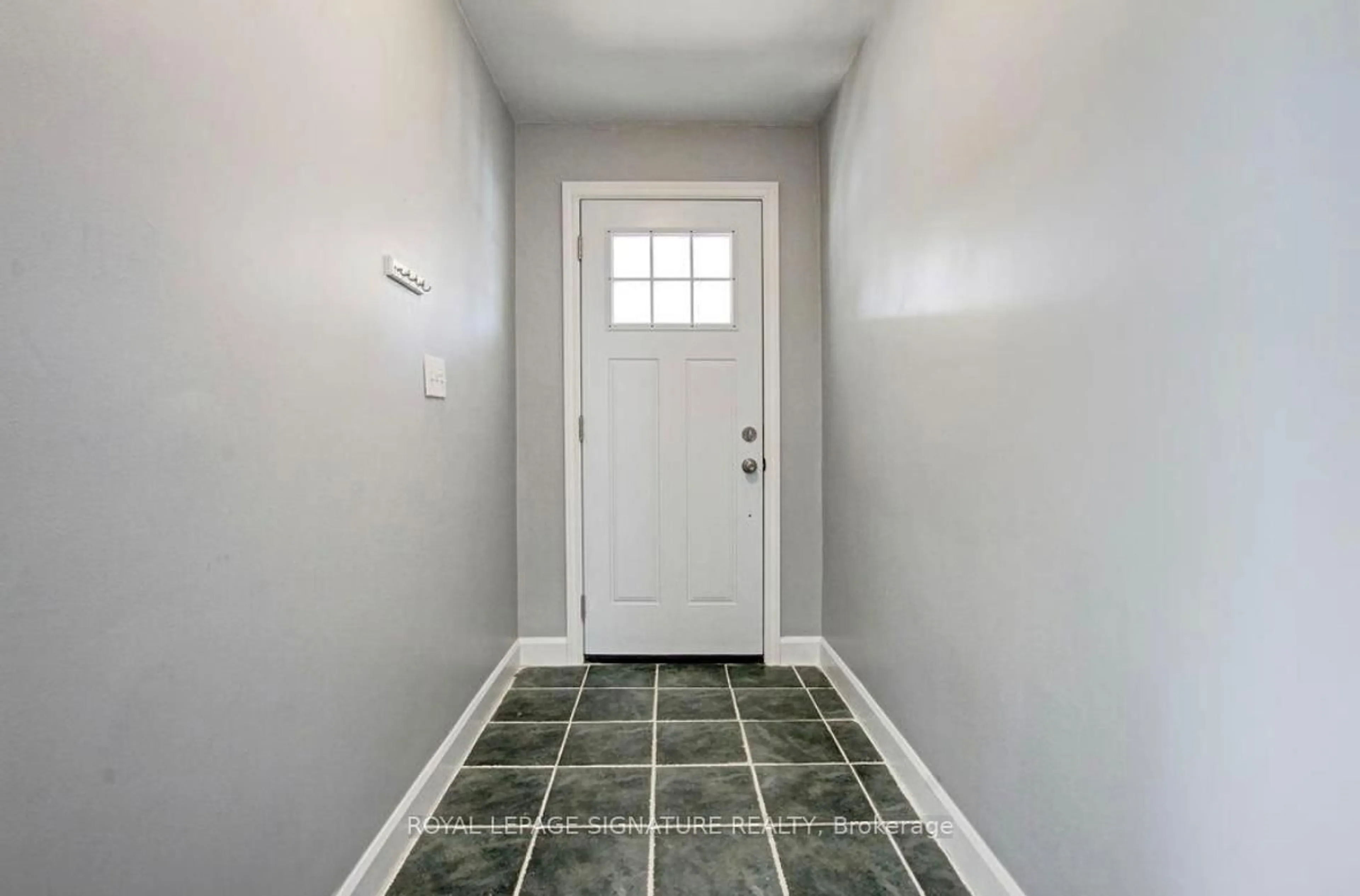 Indoor entryway for 317 Britannia Ave, Hamilton Ontario L8H 1Y4