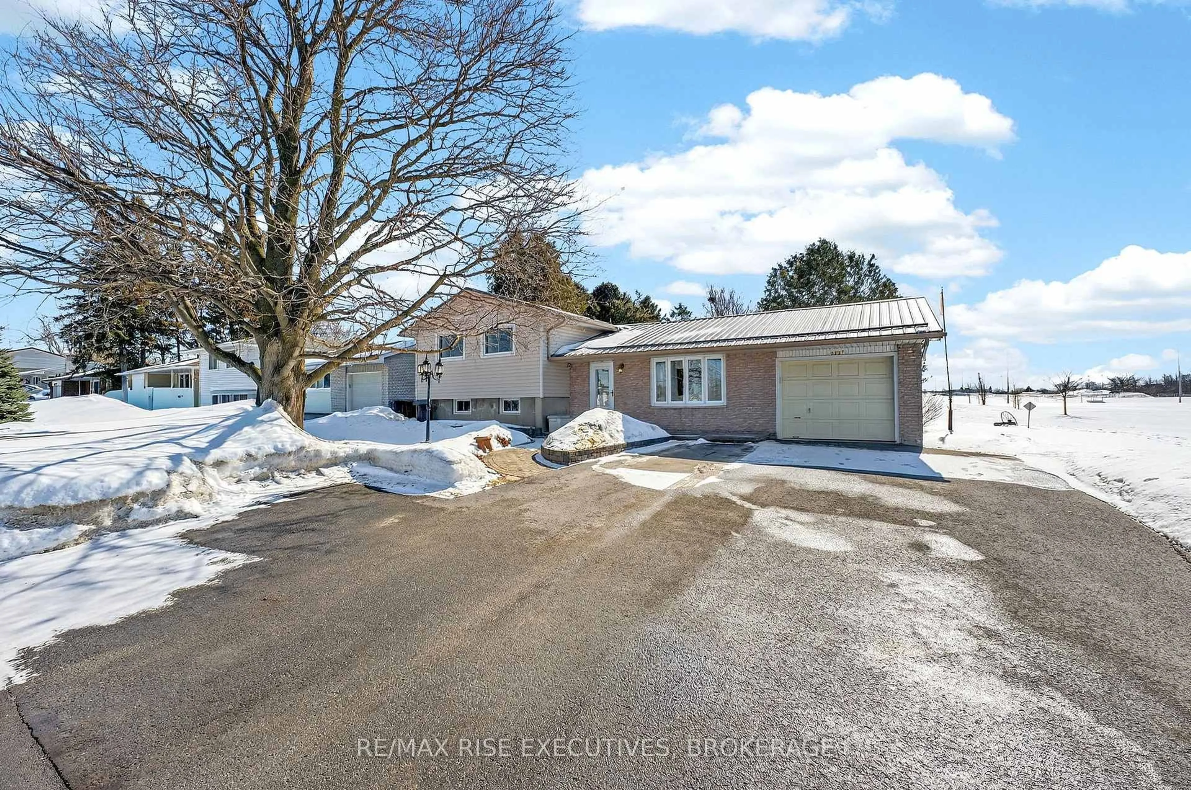 A pic from outside/outdoor area/front of a property/back of a property/a pic from drone, street for 3231 Princess St, Kingston Ontario K7L 4V2