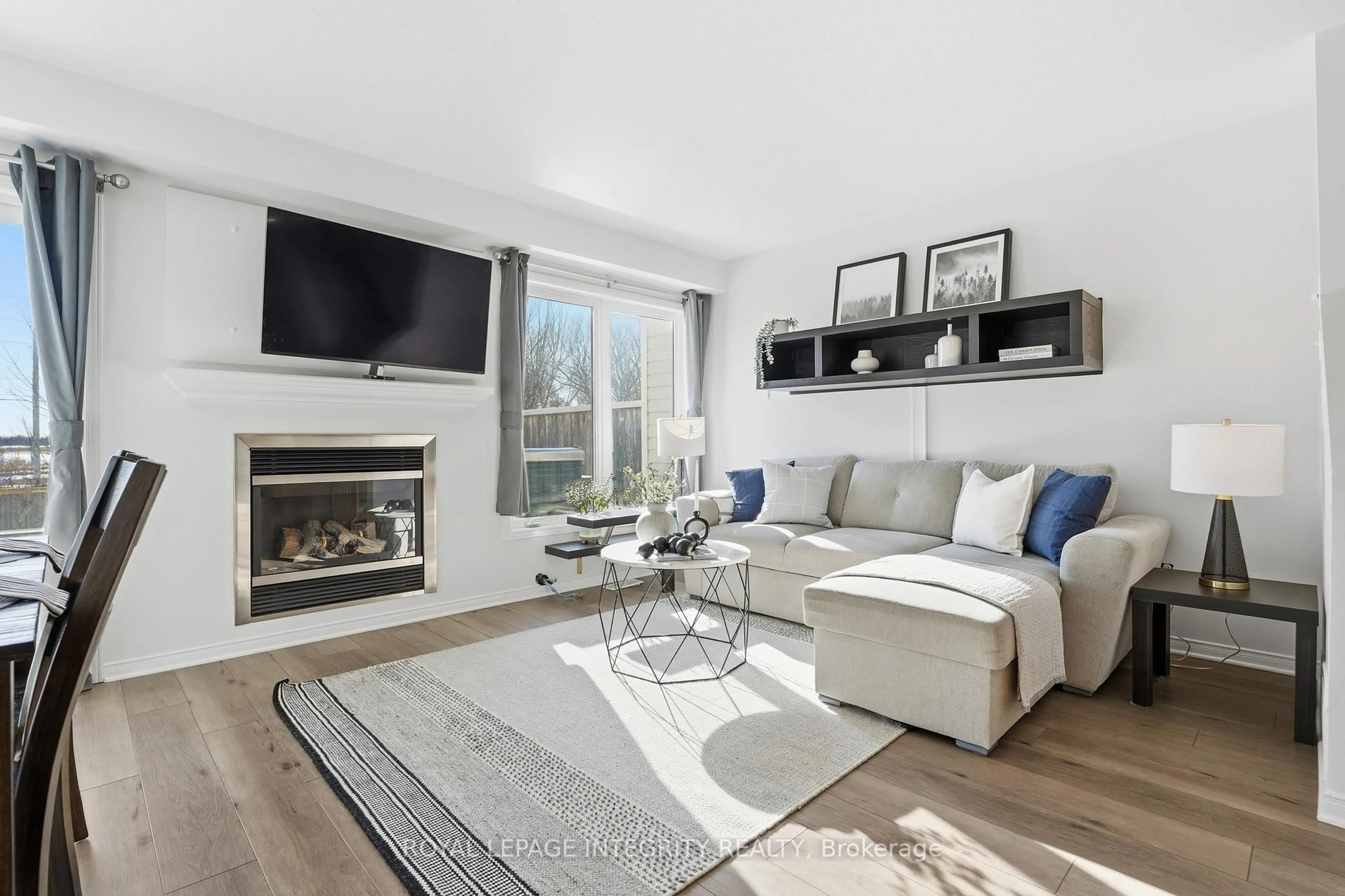 Living room with furniture, wood/laminate floor for 356 Hillsboro Private, Ottawa Ontario K2M 3B1