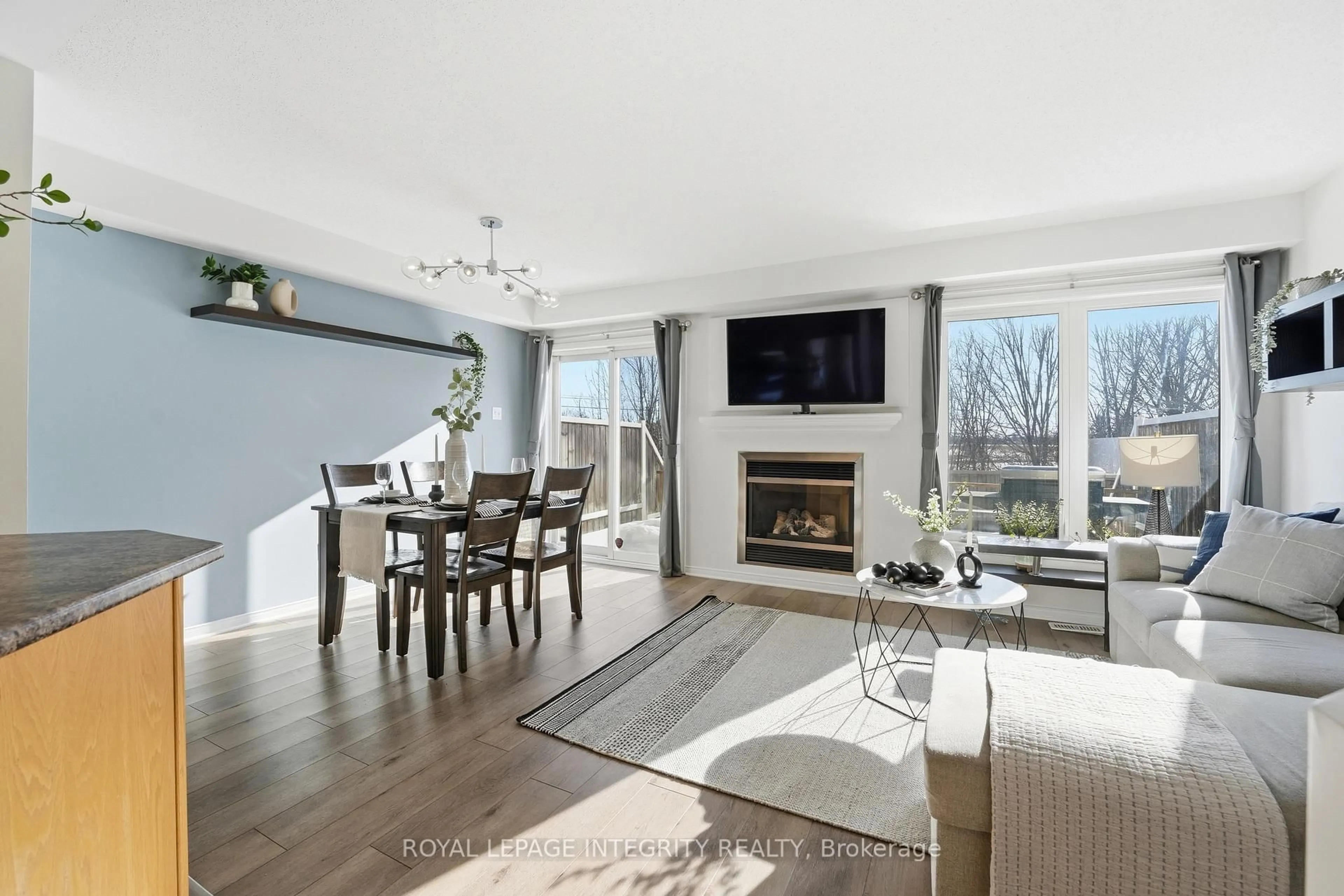 Living room with furniture, wood/laminate floor for 356 Hillsboro Private, Ottawa Ontario K2M 3B1
