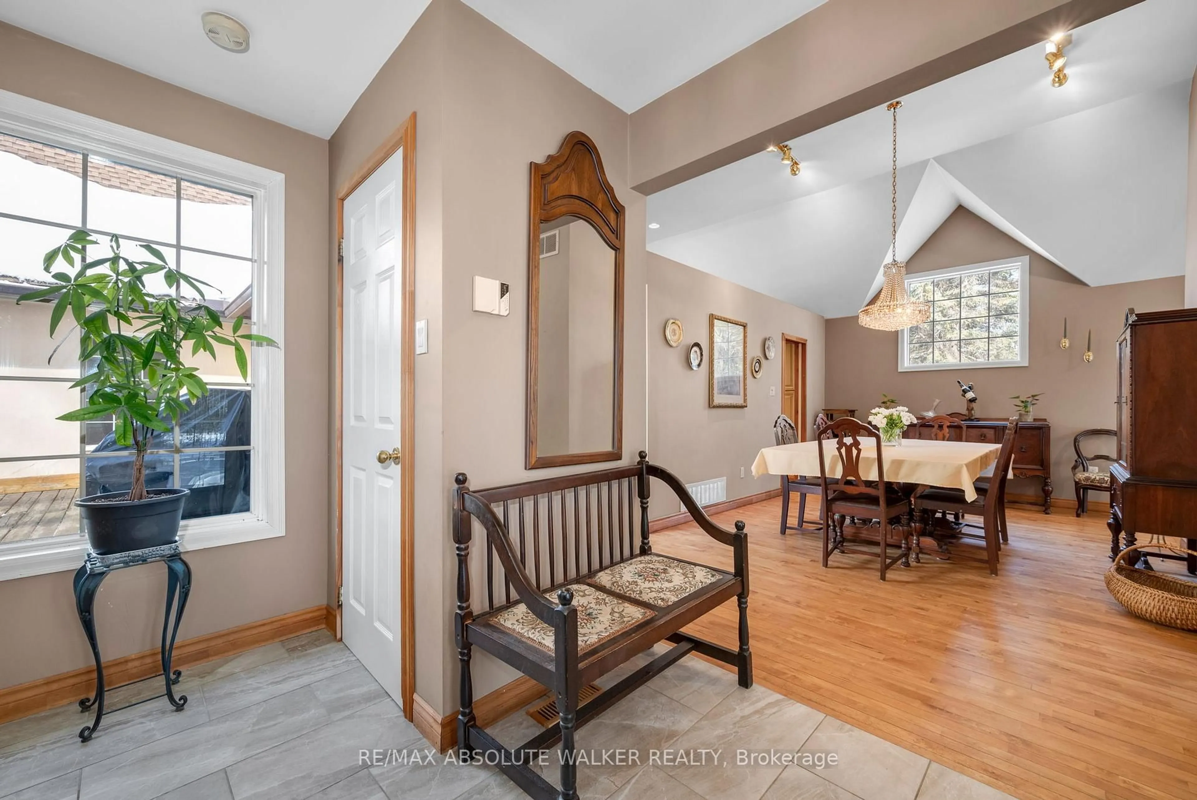 Indoor entryway for 7681 Settler's Way, North Gower Ontario K0A 2T0