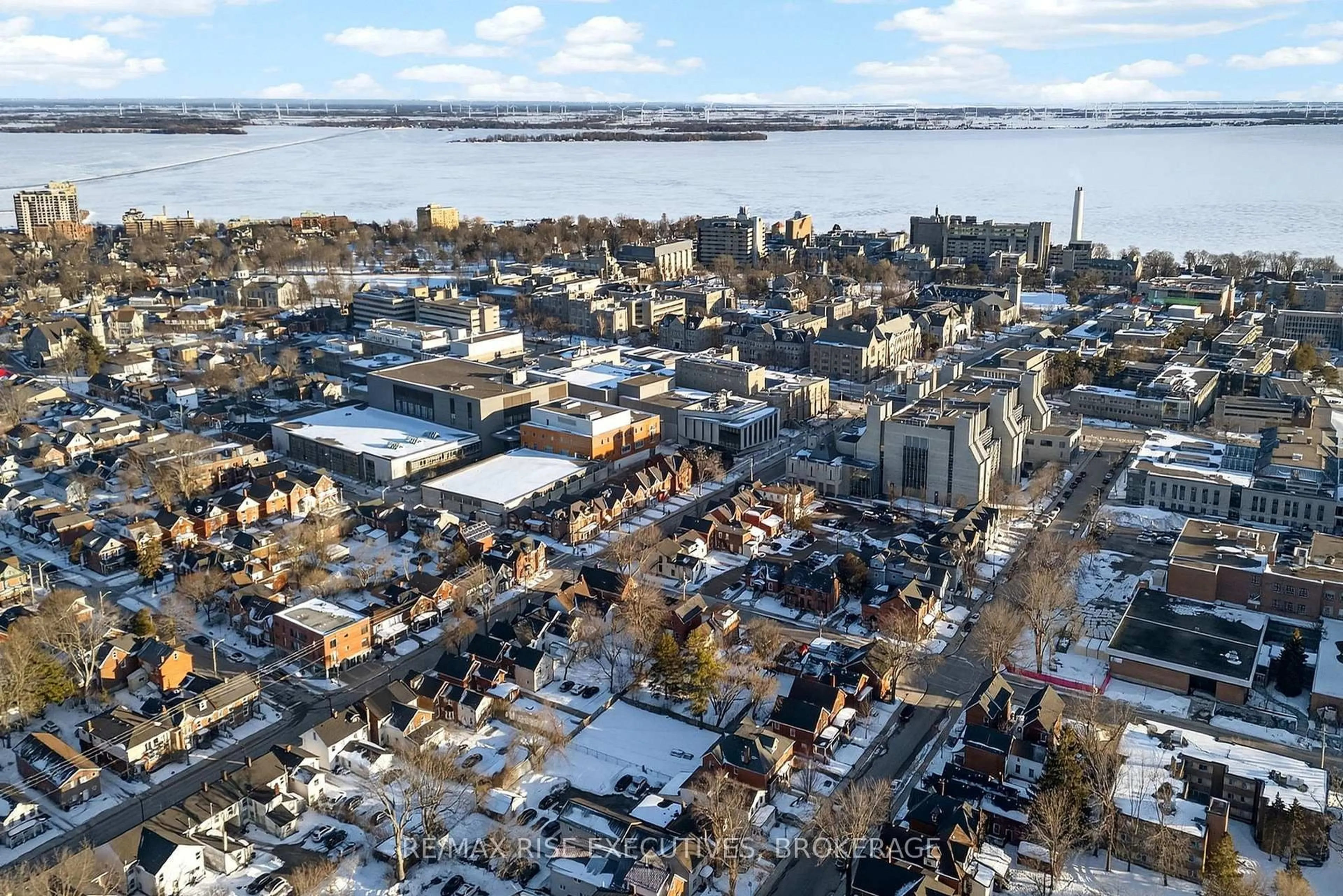 A pic from outside/outdoor area/front of a property/back of a property/a pic from drone, city buildings view from balcony for 315 Earl St, Kingston Ontario K7L 2J3