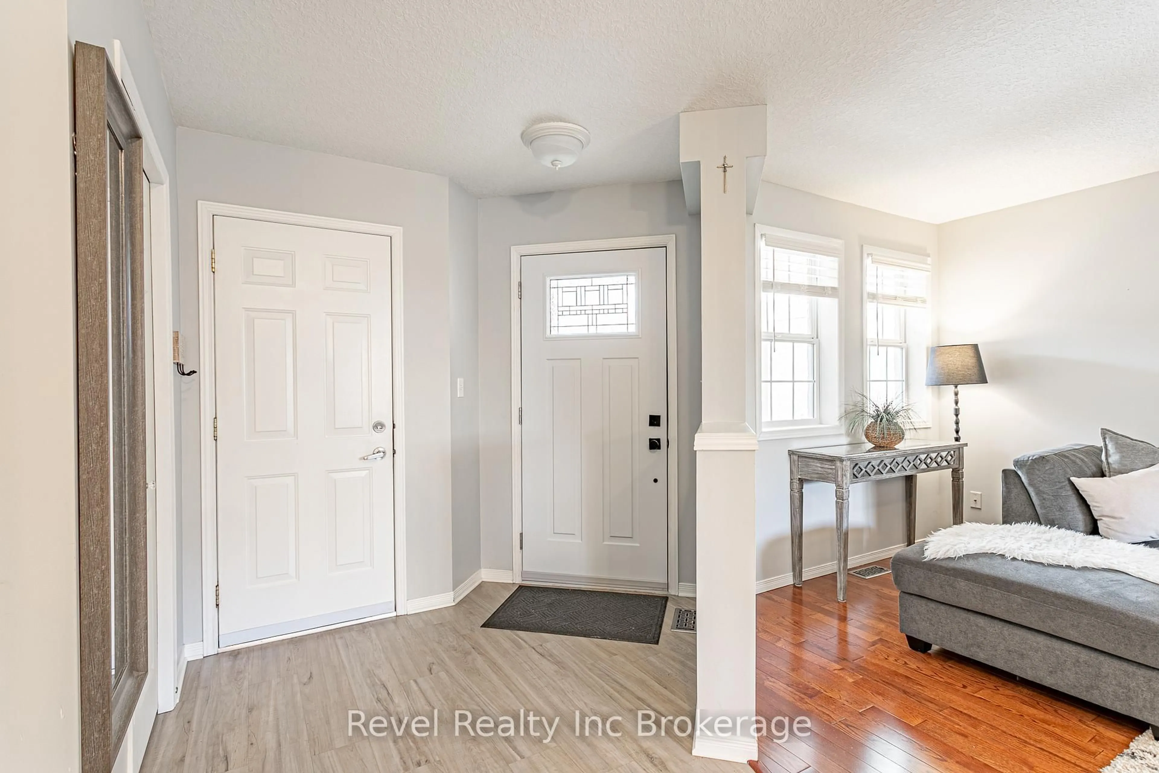 Indoor entryway for 557 Sales Dr, Woodstock Ontario N4S 9A1