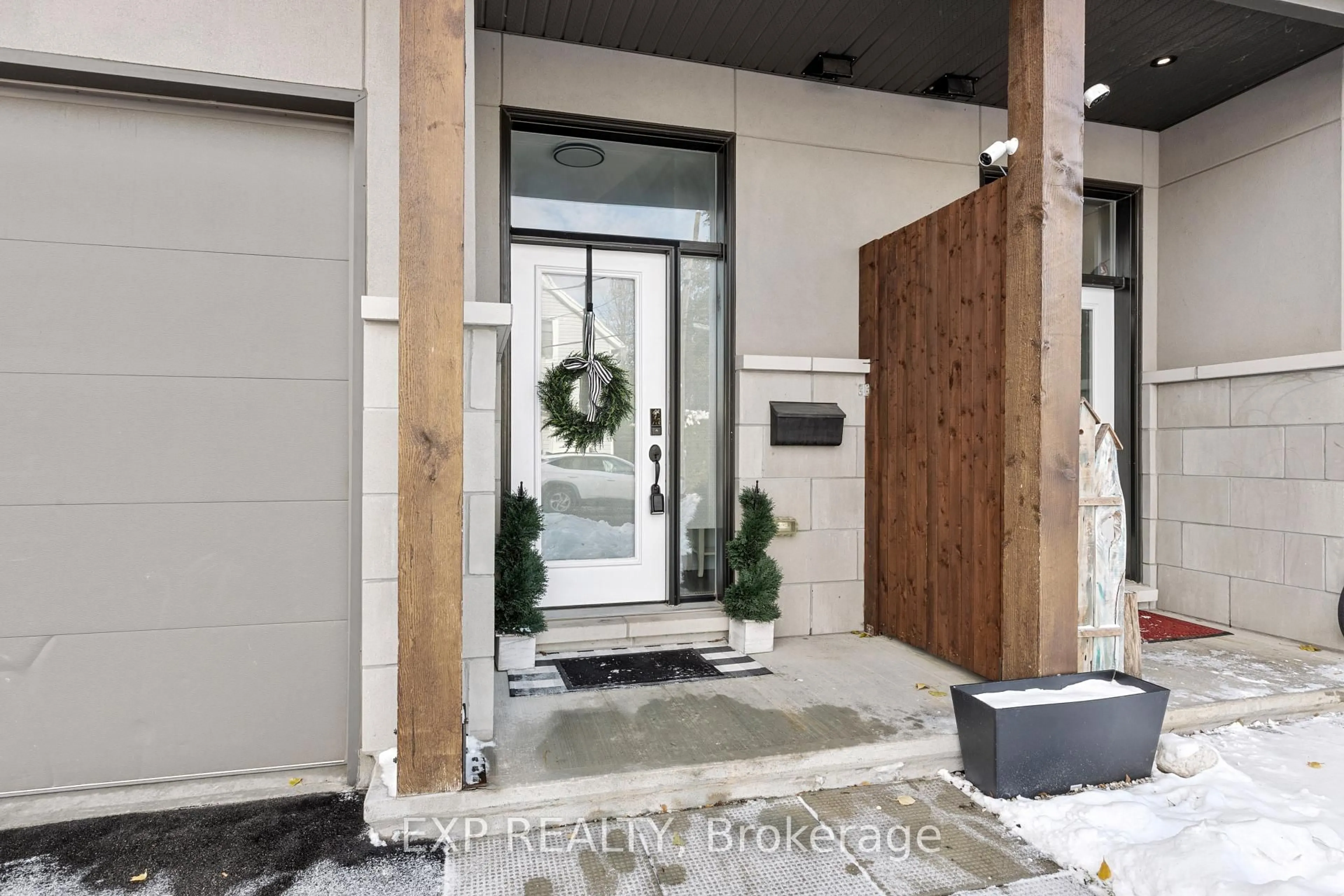 Indoor entryway for 12 CHARLES St, Carleton Place Ontario K7C 2Y1