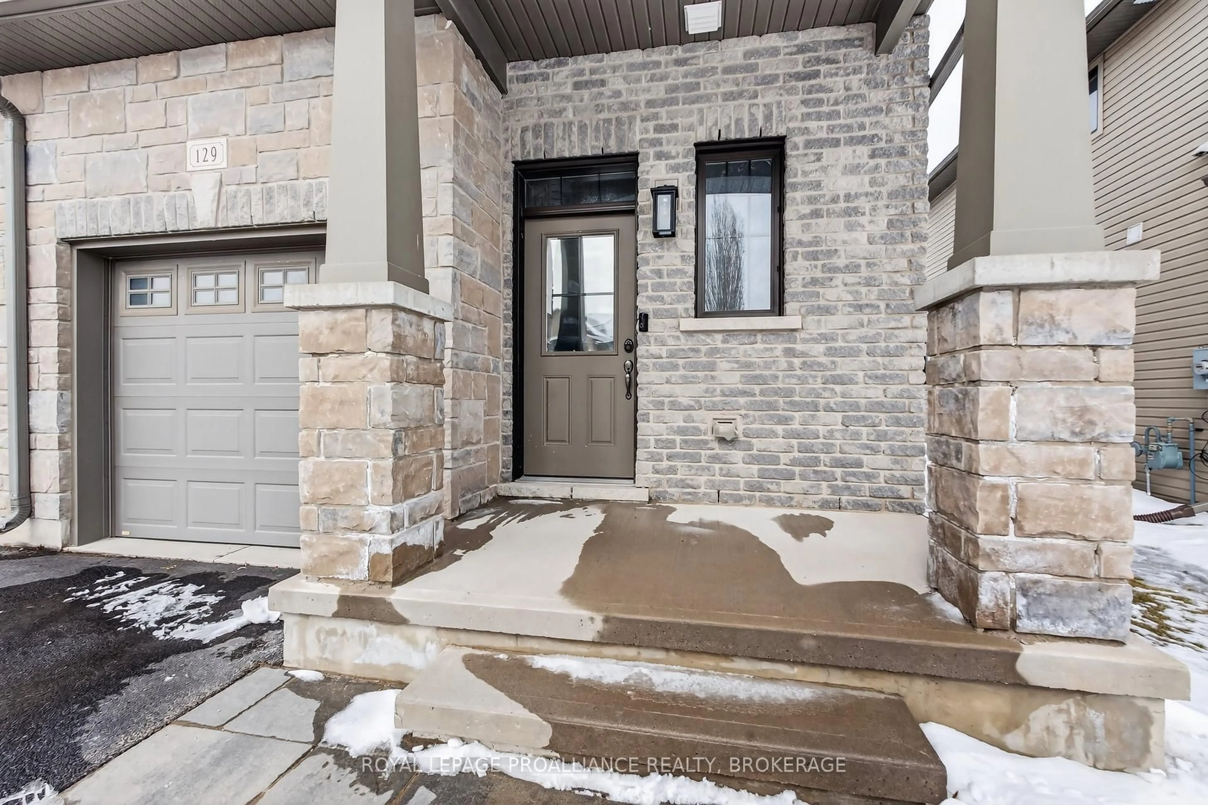 Indoor entryway for 129 SIMURDA Crt, Loyalist Ontario K7N 0A8