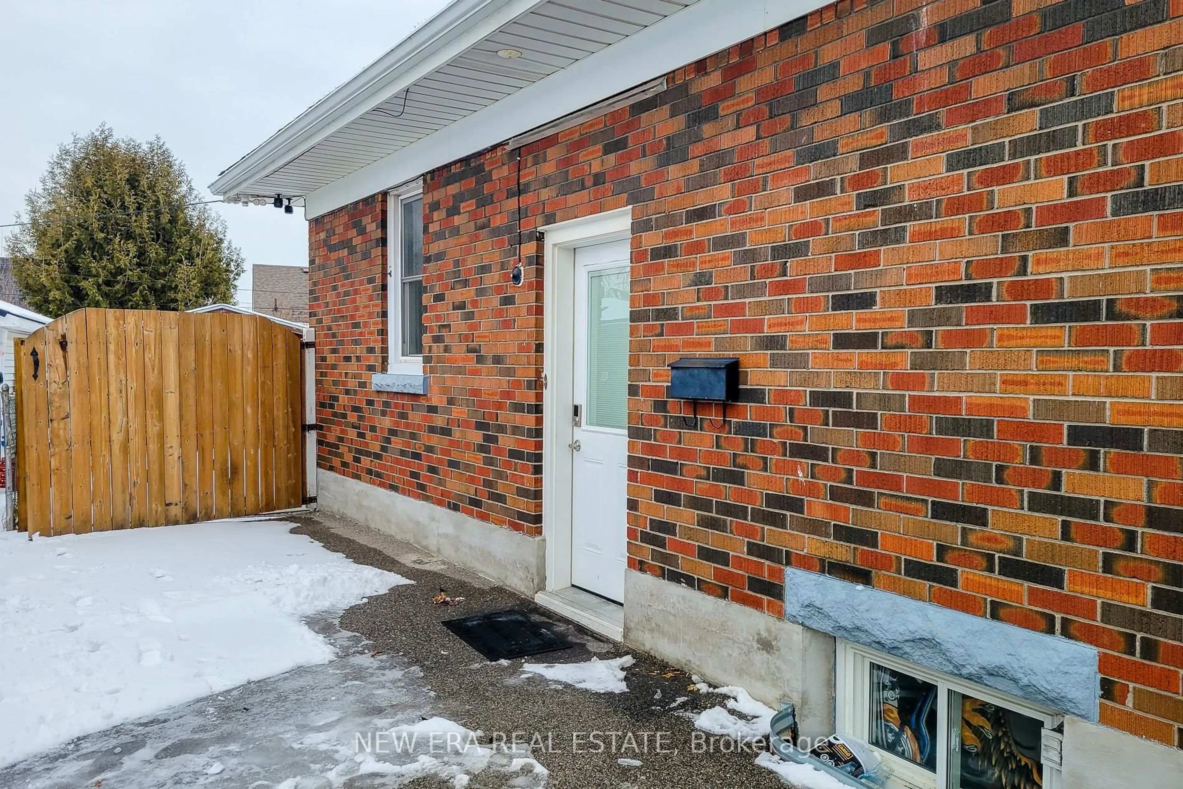 Home with brick exterior material, street for 77 Tenth Ave, Brantford Ontario N3S 1G5