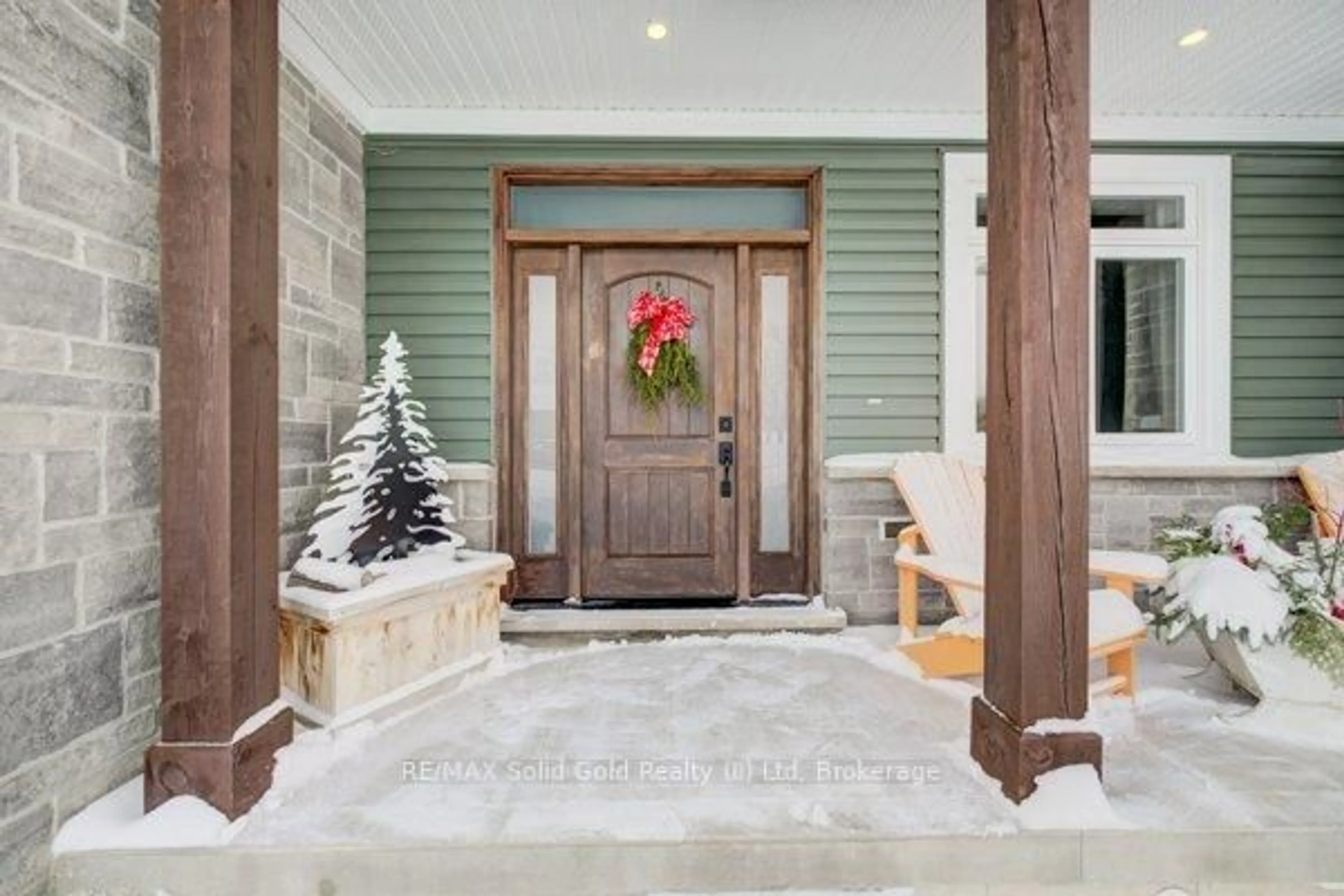 Indoor entryway for 21 Paxton St, Huron-Kinloss Ontario N0G 2B0