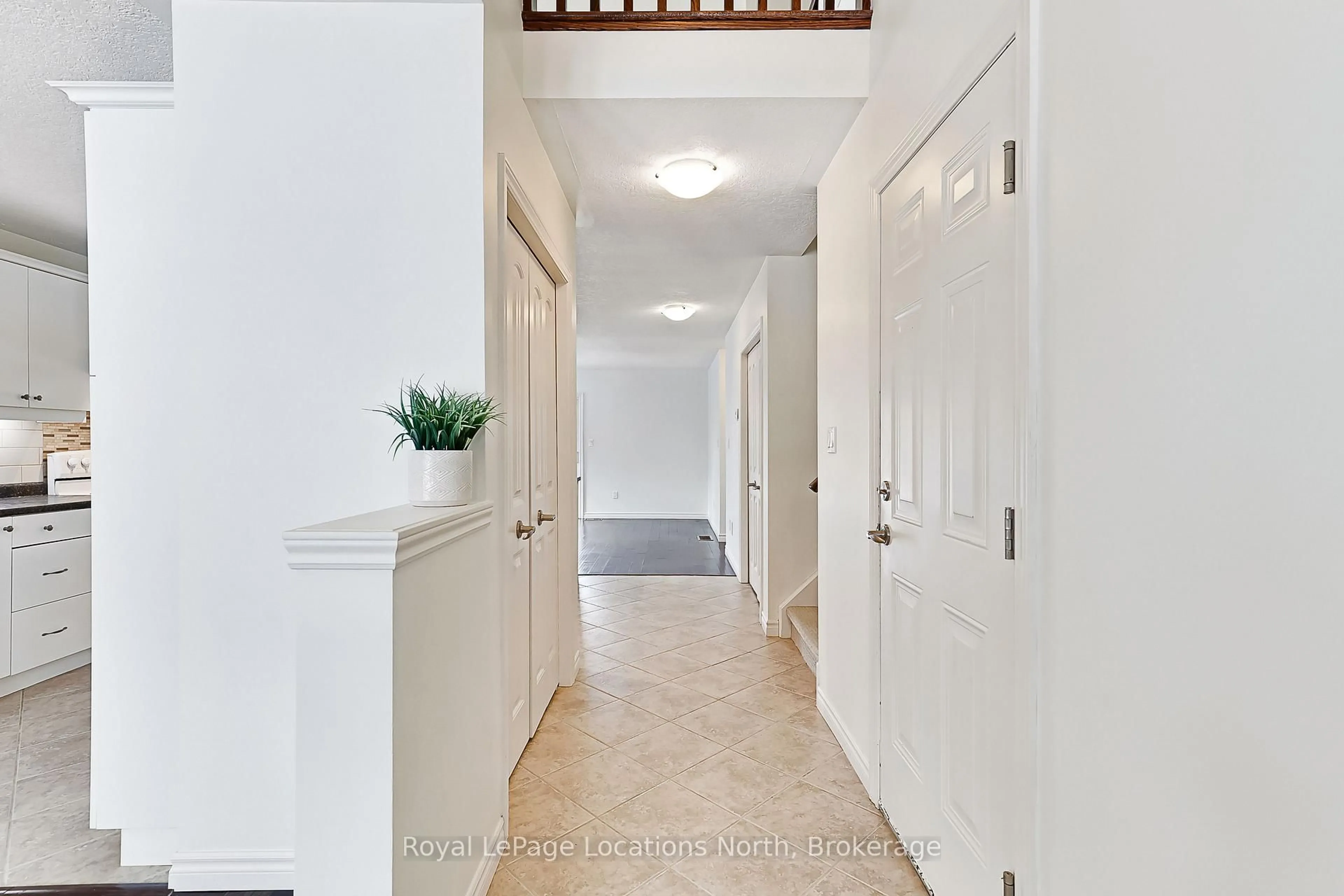 Indoor entryway for 102 Empire Lane, Meaford Ontario N4L 0A5