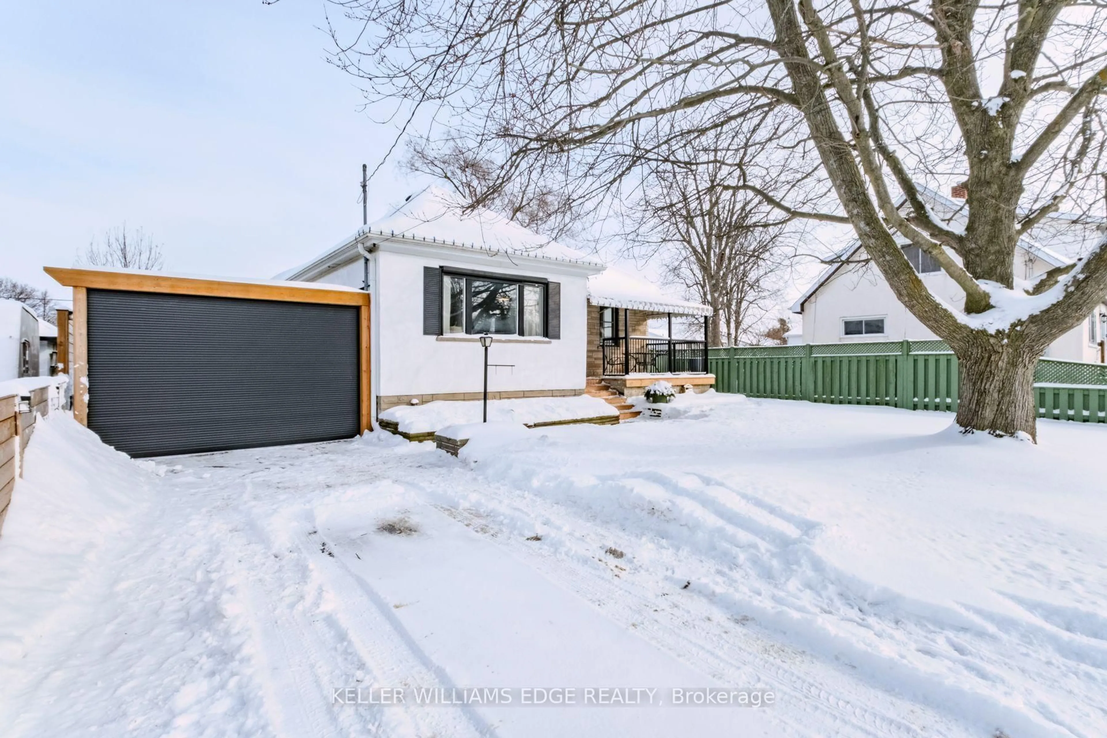 A pic from outside/outdoor area/front of a property/back of a property/a pic from drone, street for 79 WOOD St, Brantford Ontario N3R 2L1