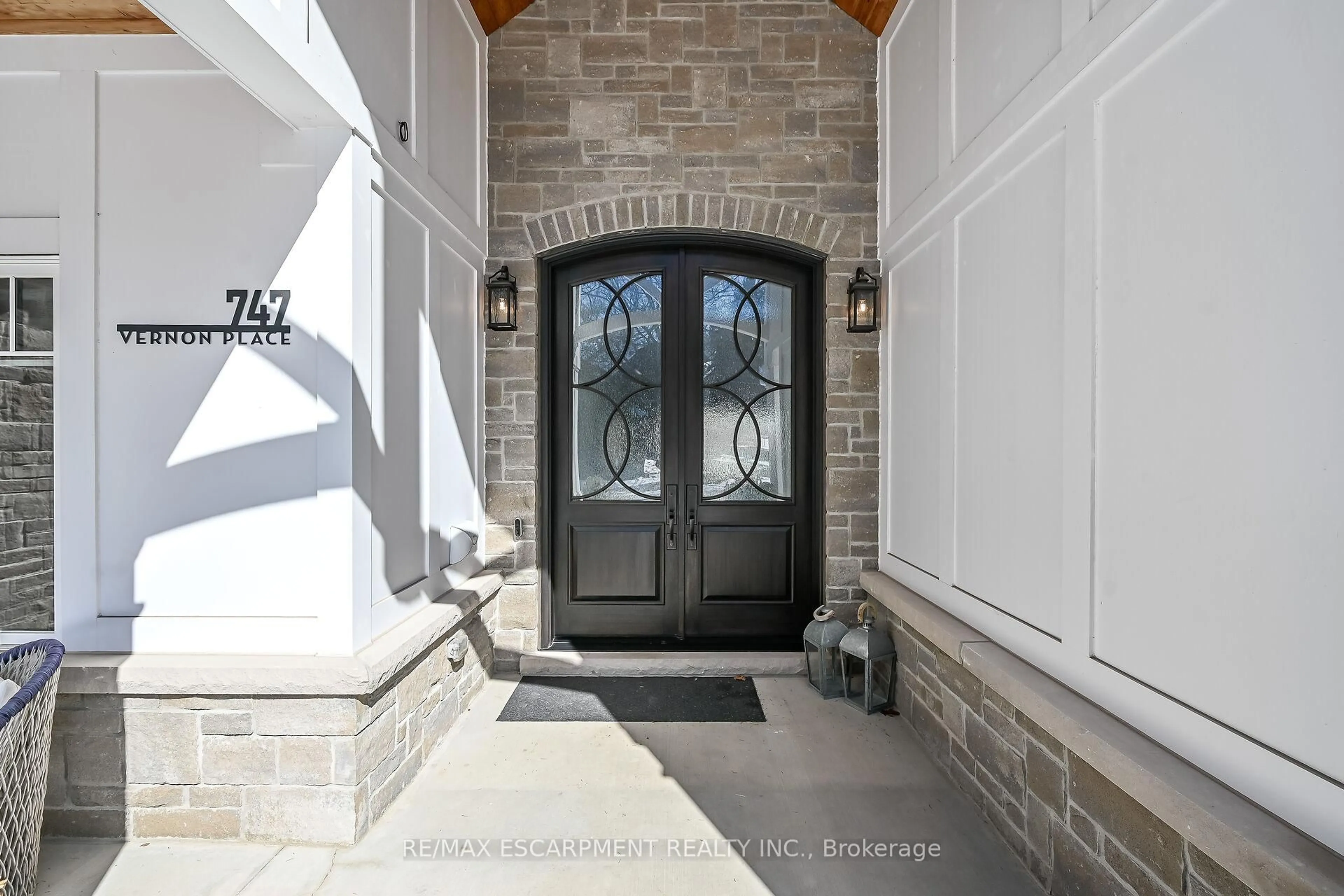 Indoor entryway for 747 Vernon Pl, Hamilton Ontario L9G 3H4