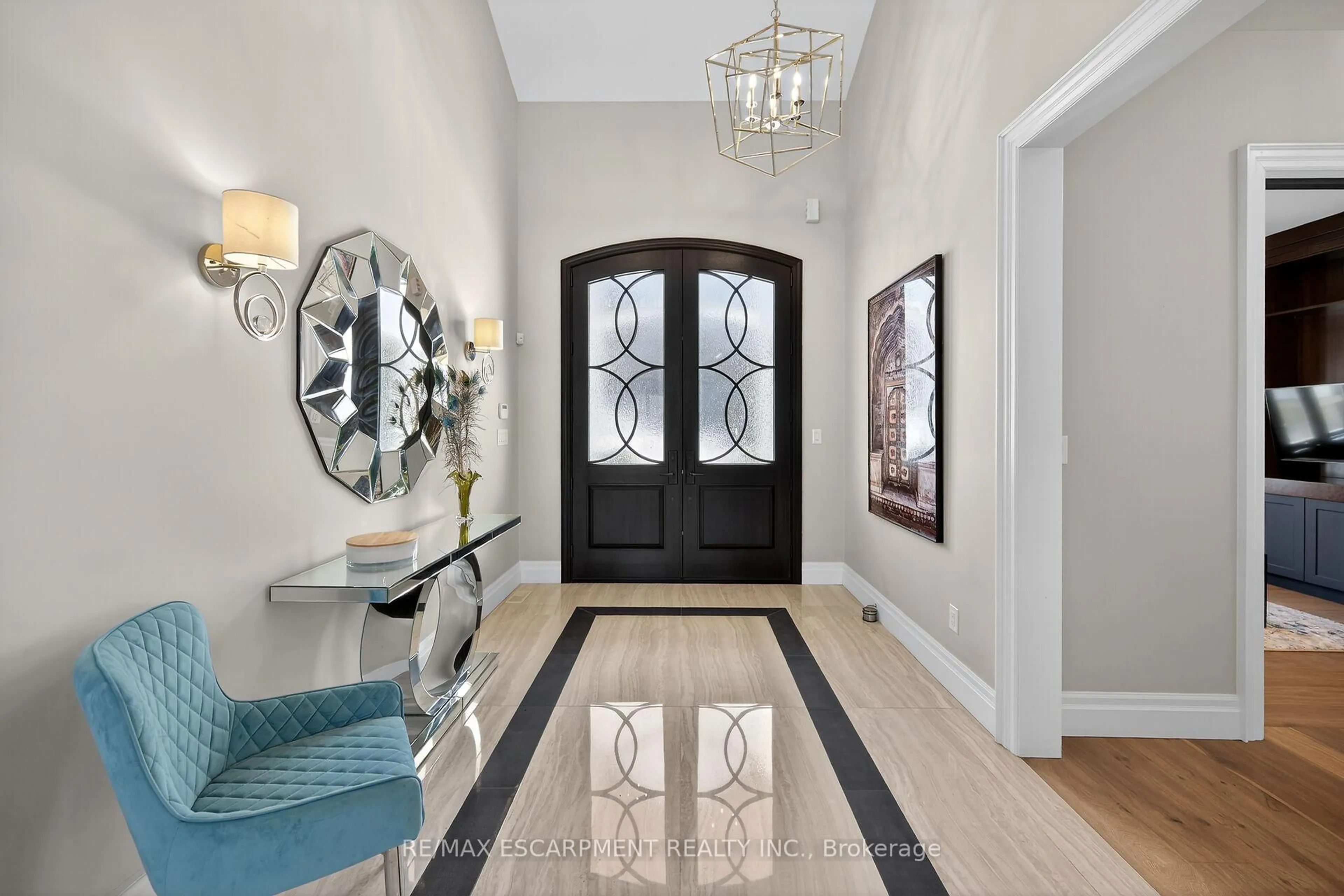 Indoor entryway for 747 Vernon Pl, Hamilton Ontario L9G 3H4