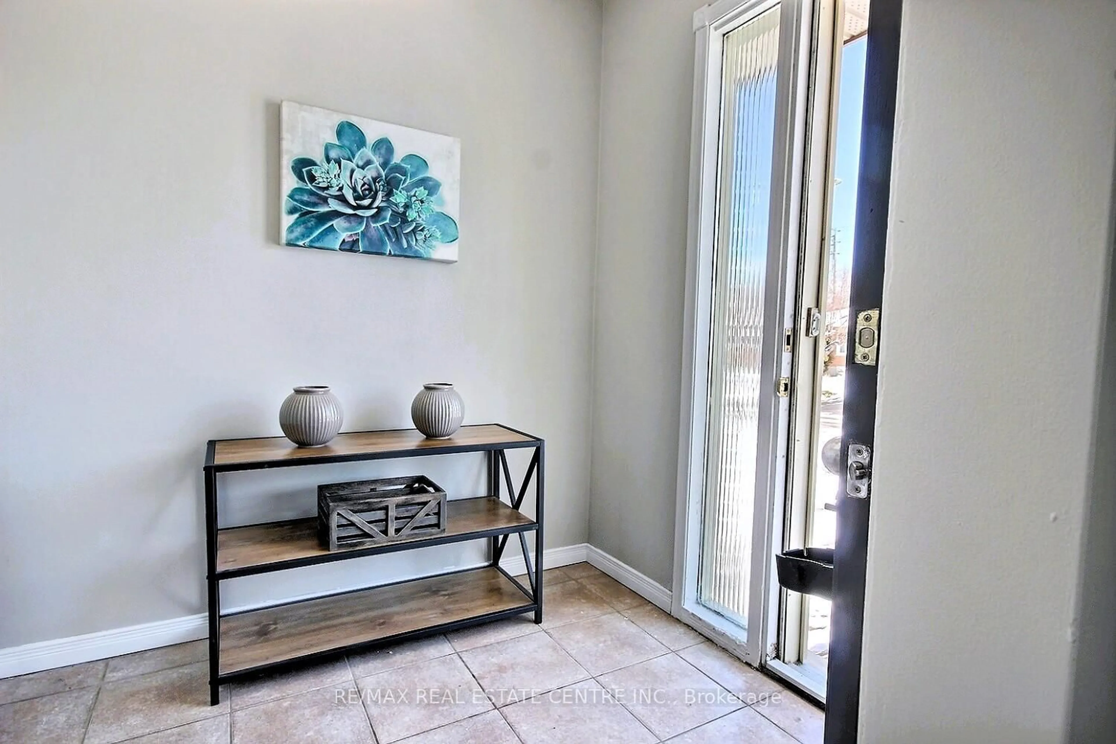 Indoor entryway for 155 Bakersfield Dr, Cambridge Ontario N1R 6X9