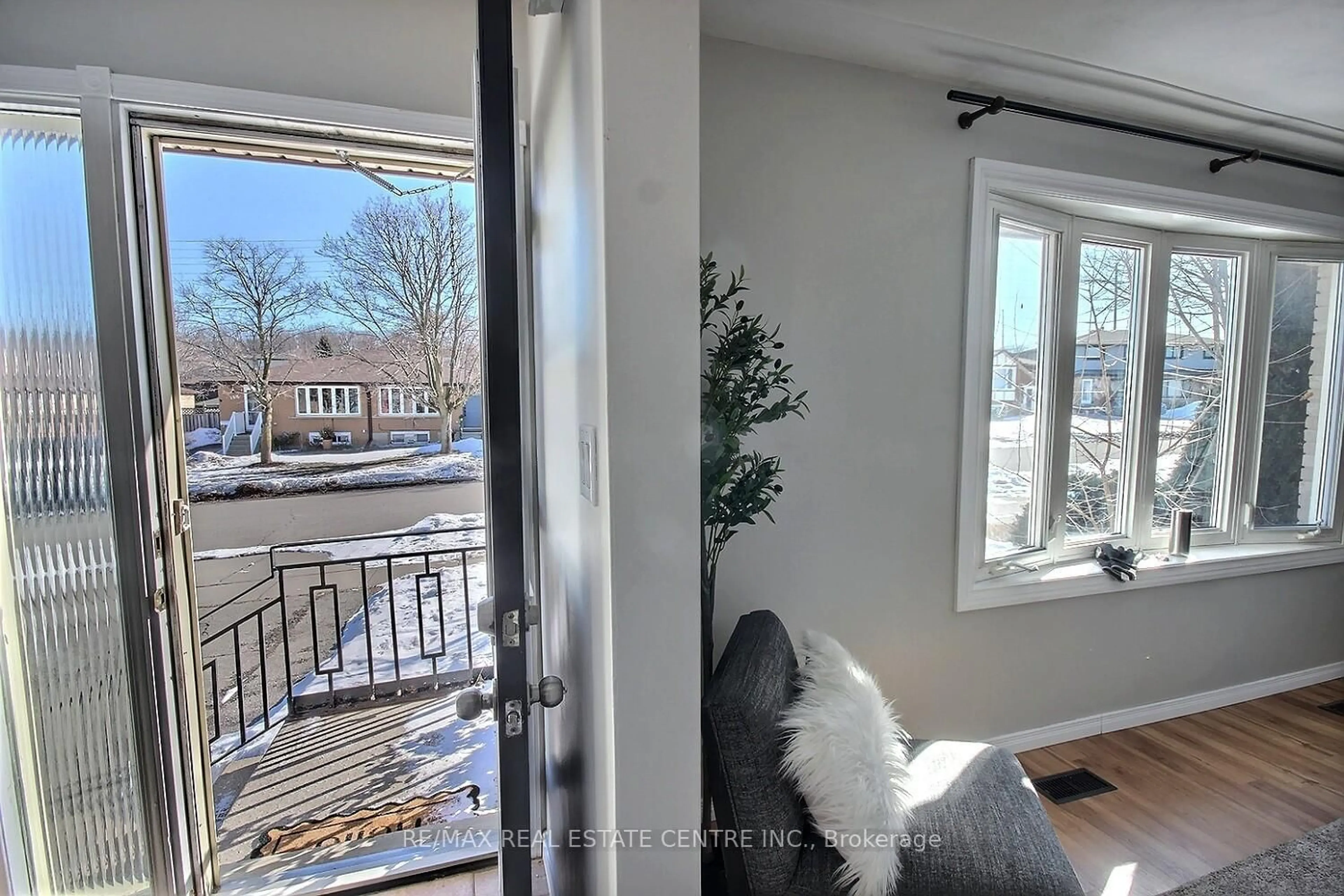 Indoor entryway for 155 Bakersfield Dr, Cambridge Ontario N1R 6X9