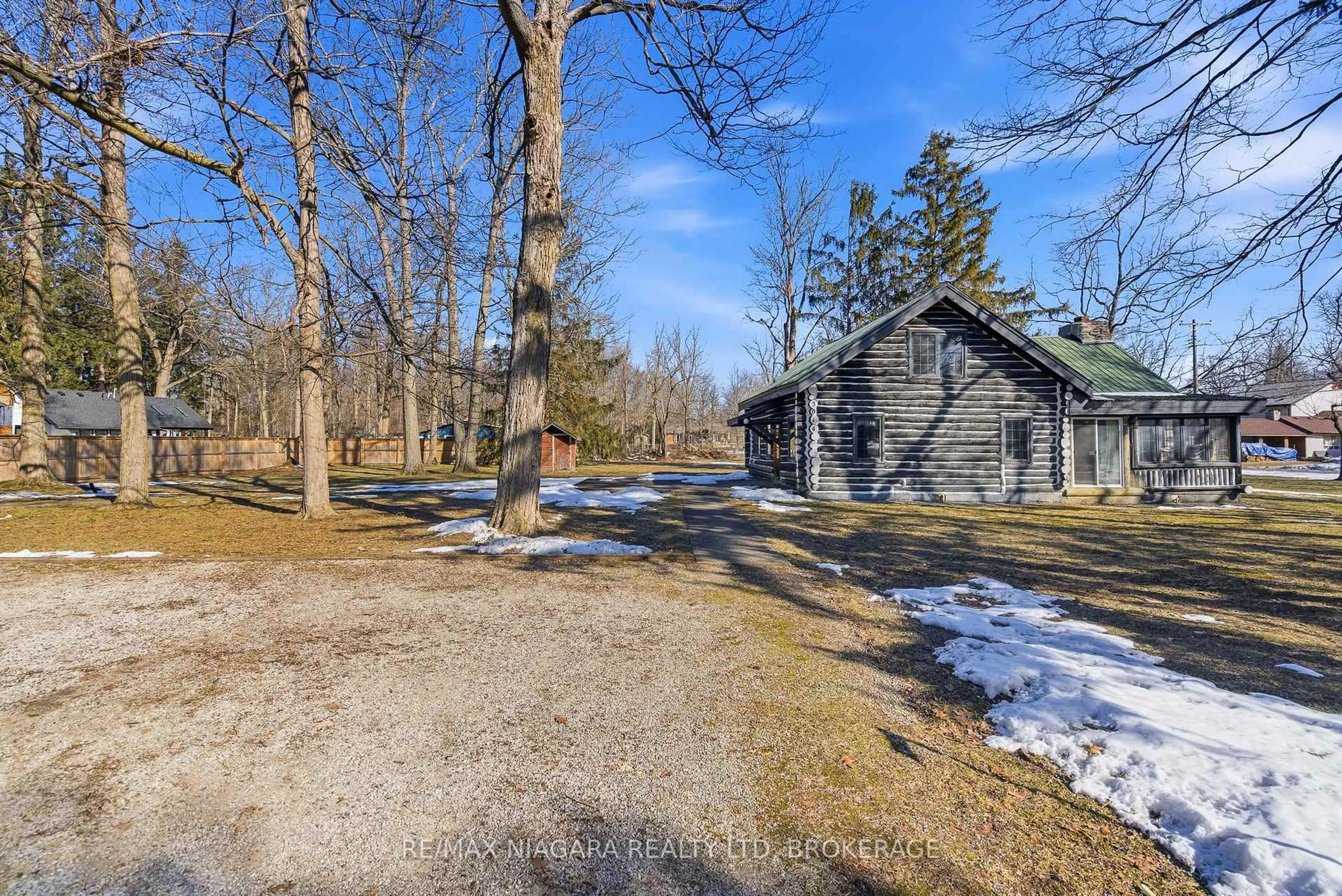 A pic from outside/outdoor area/front of a property/back of a property/a pic from drone, unknown for 3014 Tecumseh Tr, Fort Erie Ontario L0S 1N0