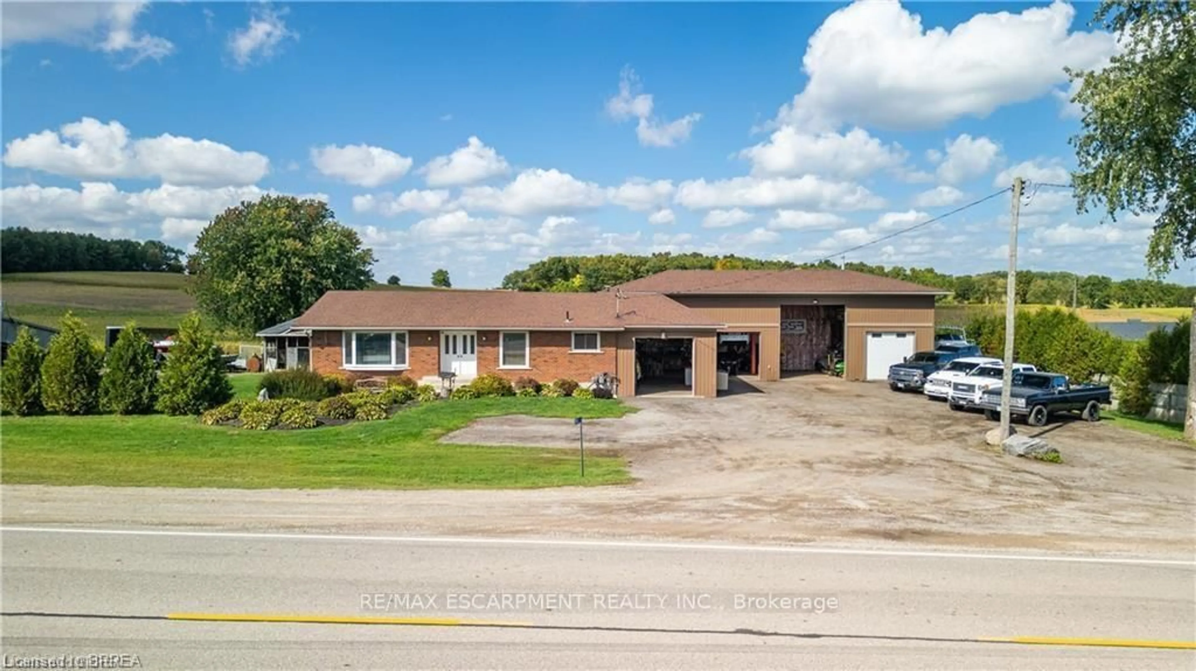 A pic from outside/outdoor area/front of a property/back of a property/a pic from drone, building for 591 Governors Rd, Brant Ontario N3L 3E1